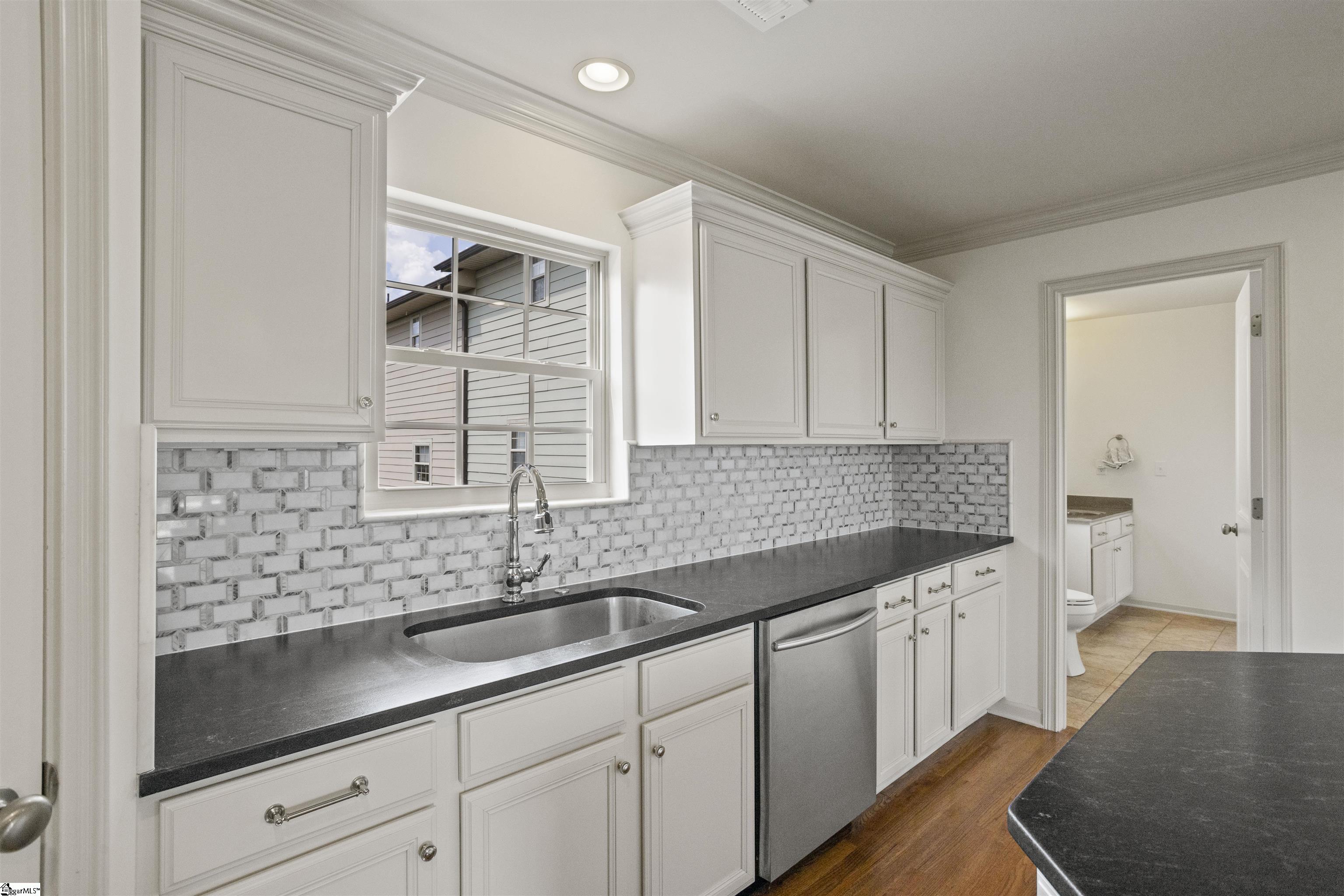 202 S Memminger Street Property Photo 8