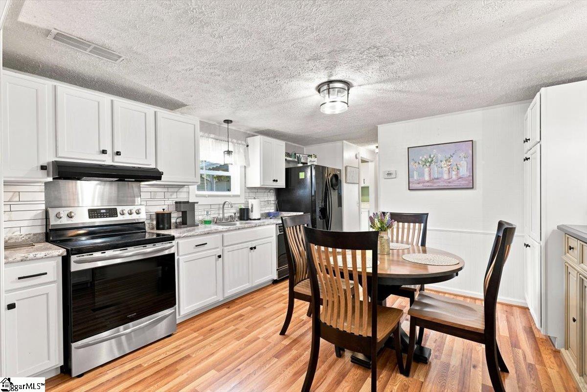 2161 Dickson Road Property Photo 11
