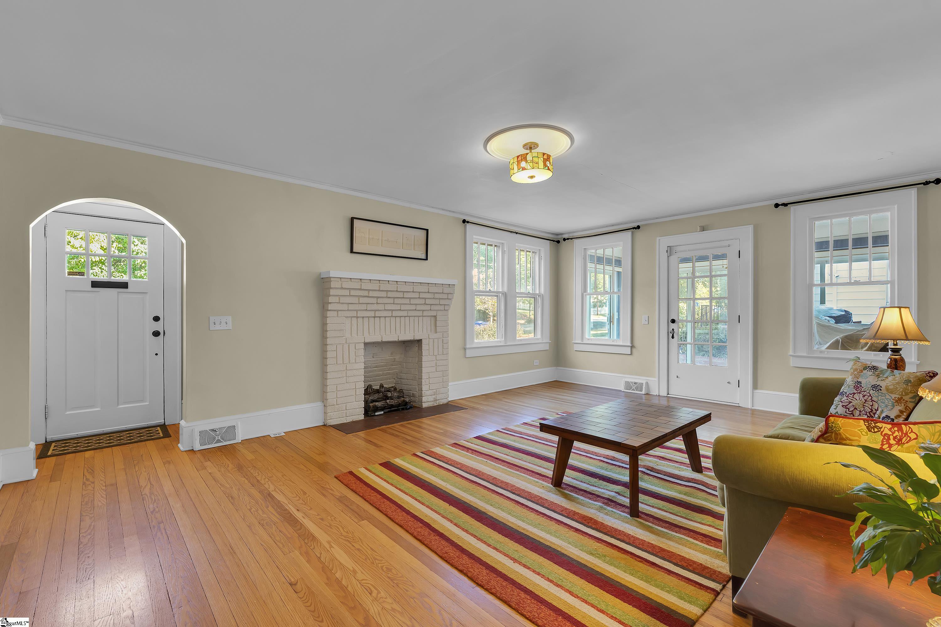 327 W Prentiss Avenue Property Photo 6