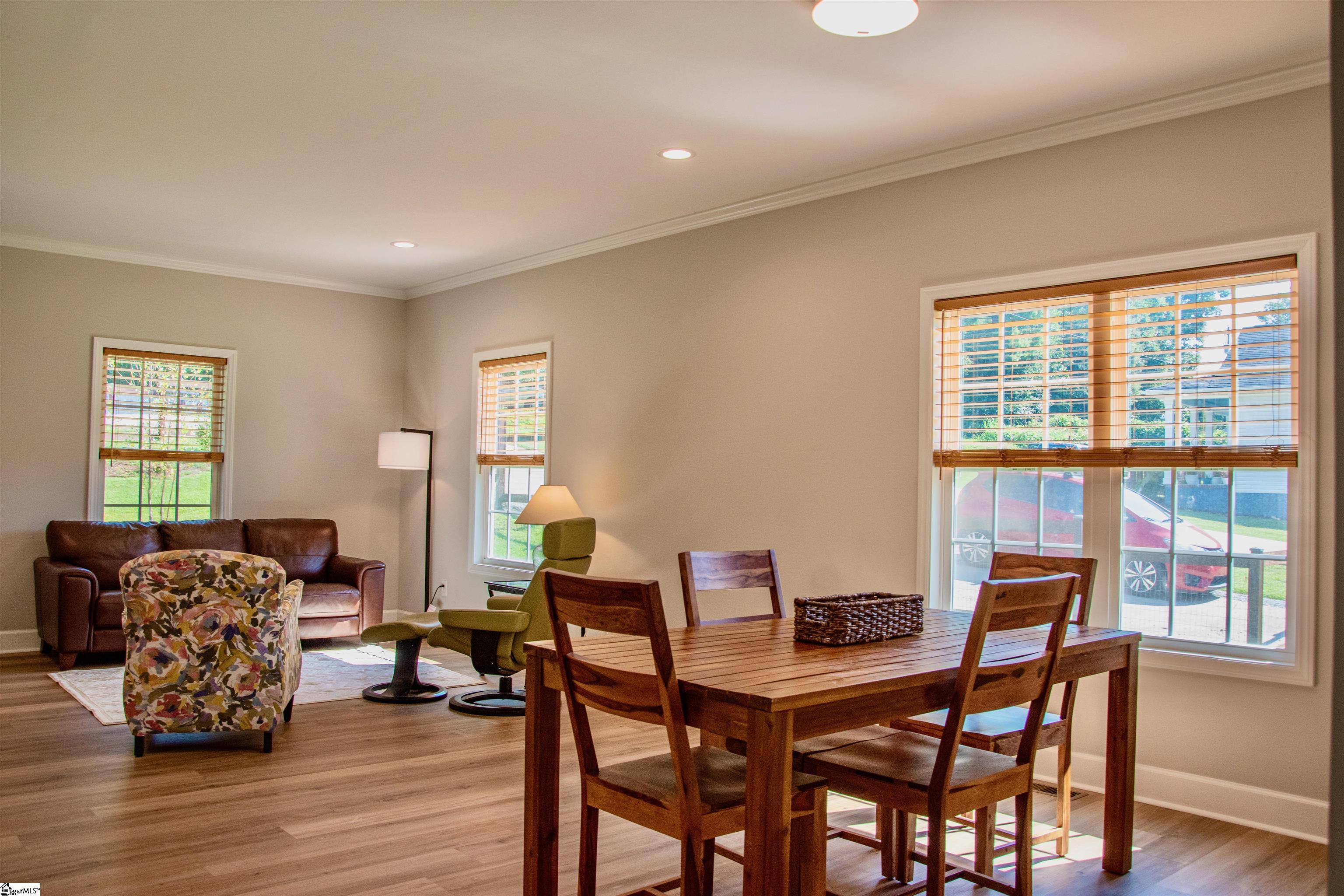 1109 Gordon Street Property Photo 4