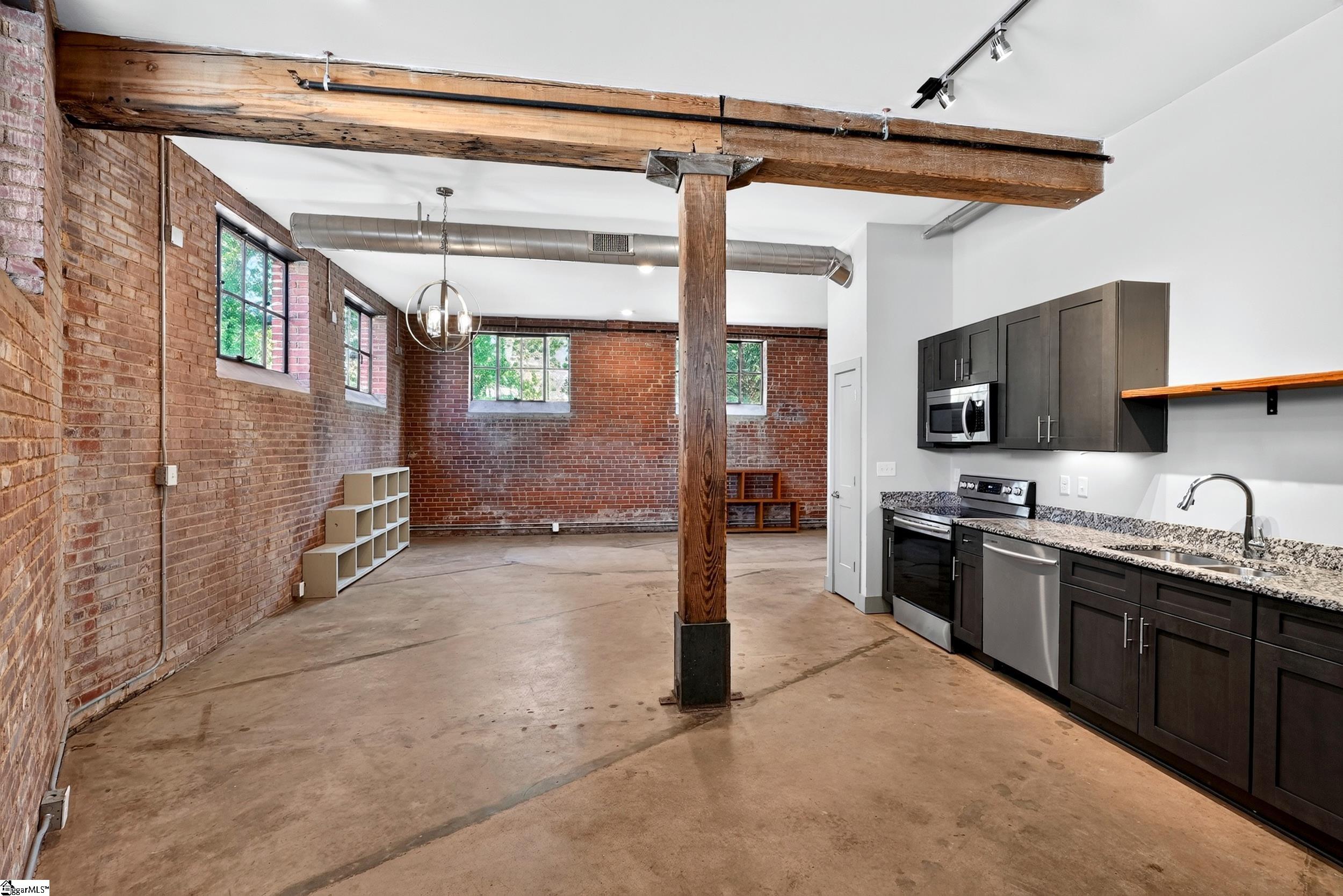 806 Green Avenue Property Photo 3
