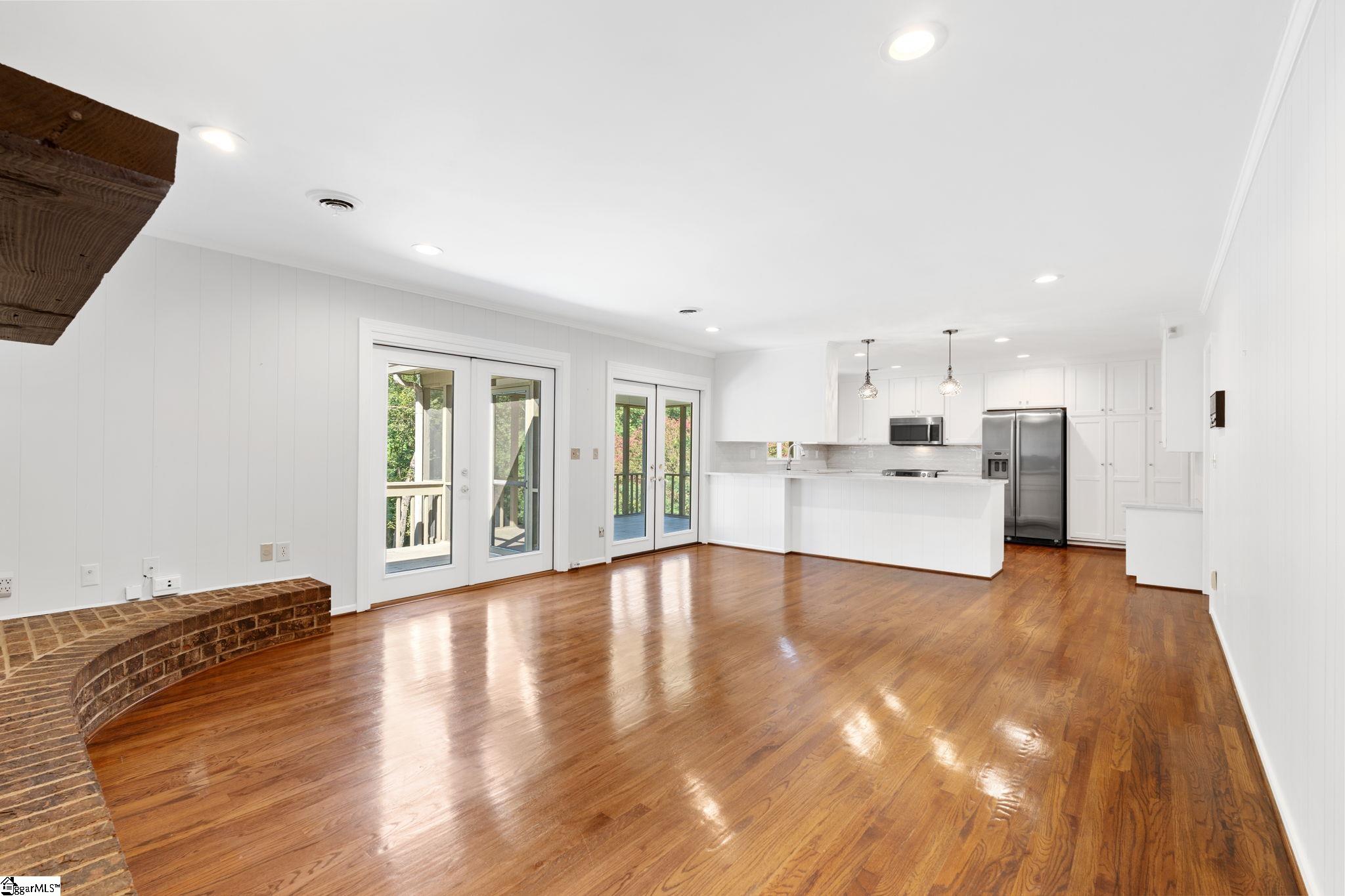 209 E Kenilworth Drive Property Photo 8