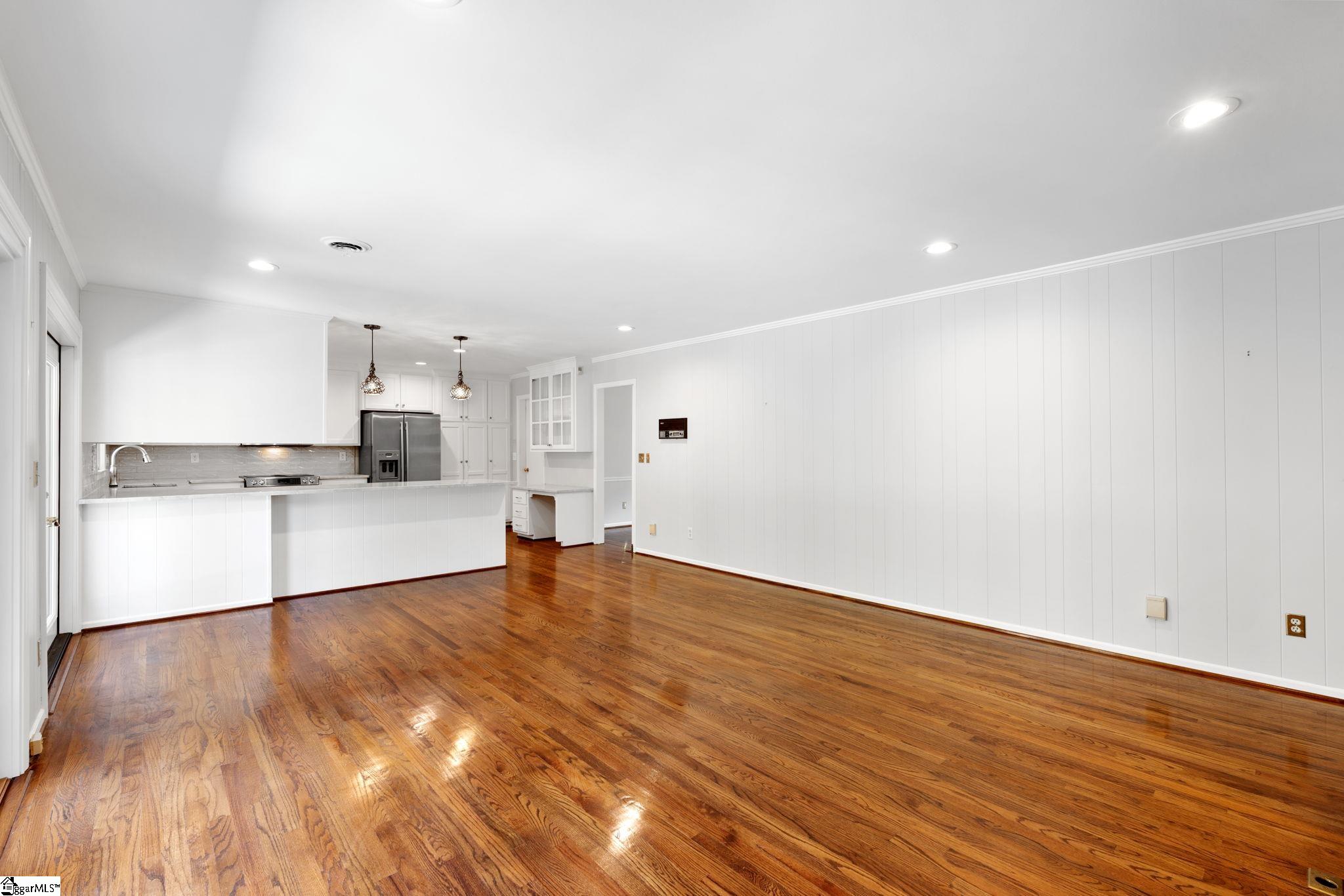 209 E Kenilworth Drive Property Photo 9