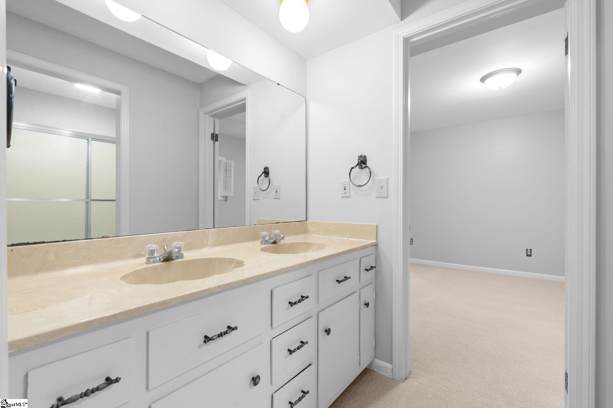 209 E Kenilworth Drive Property Photo 37