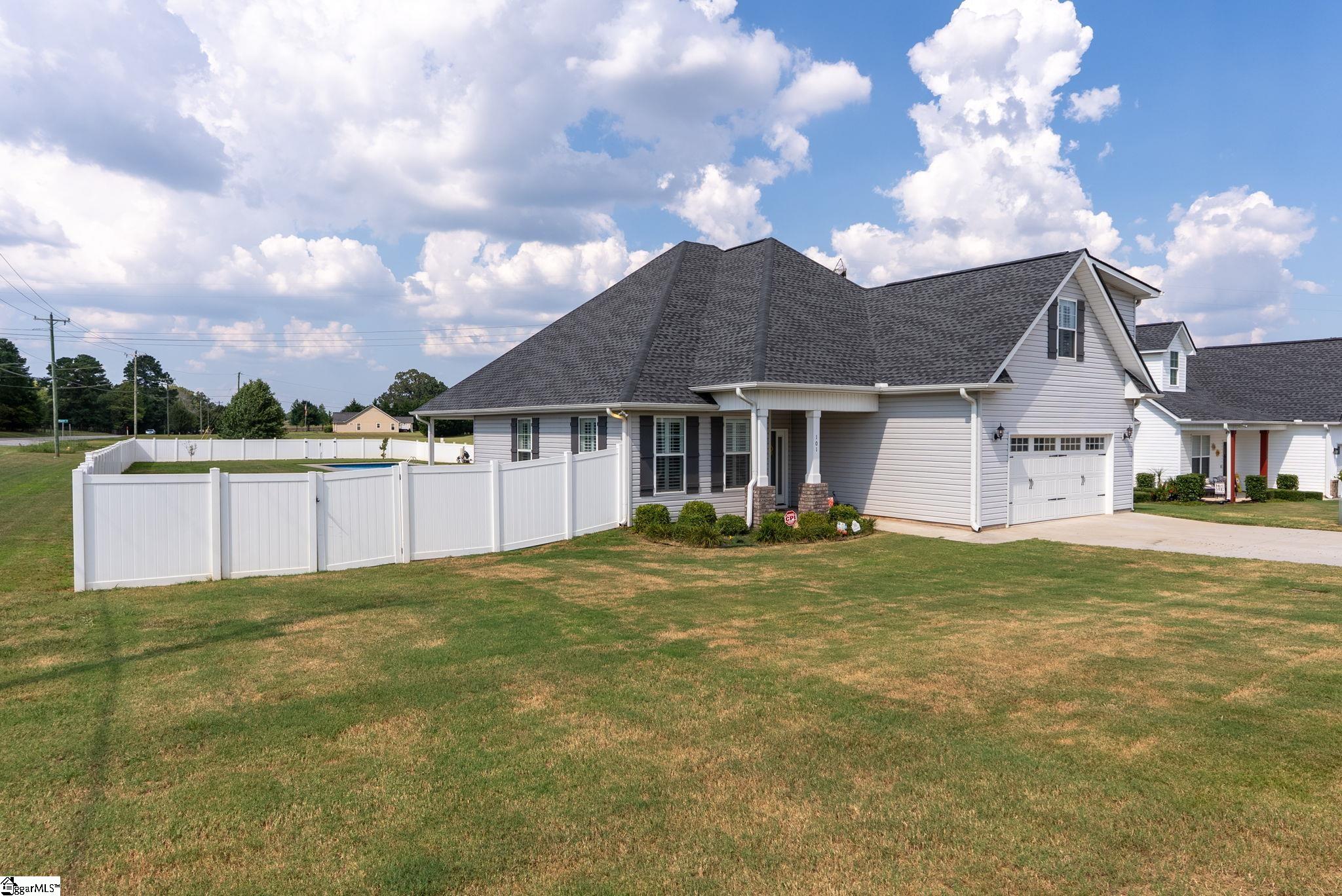 101 Carolina Drive Property Photo 2