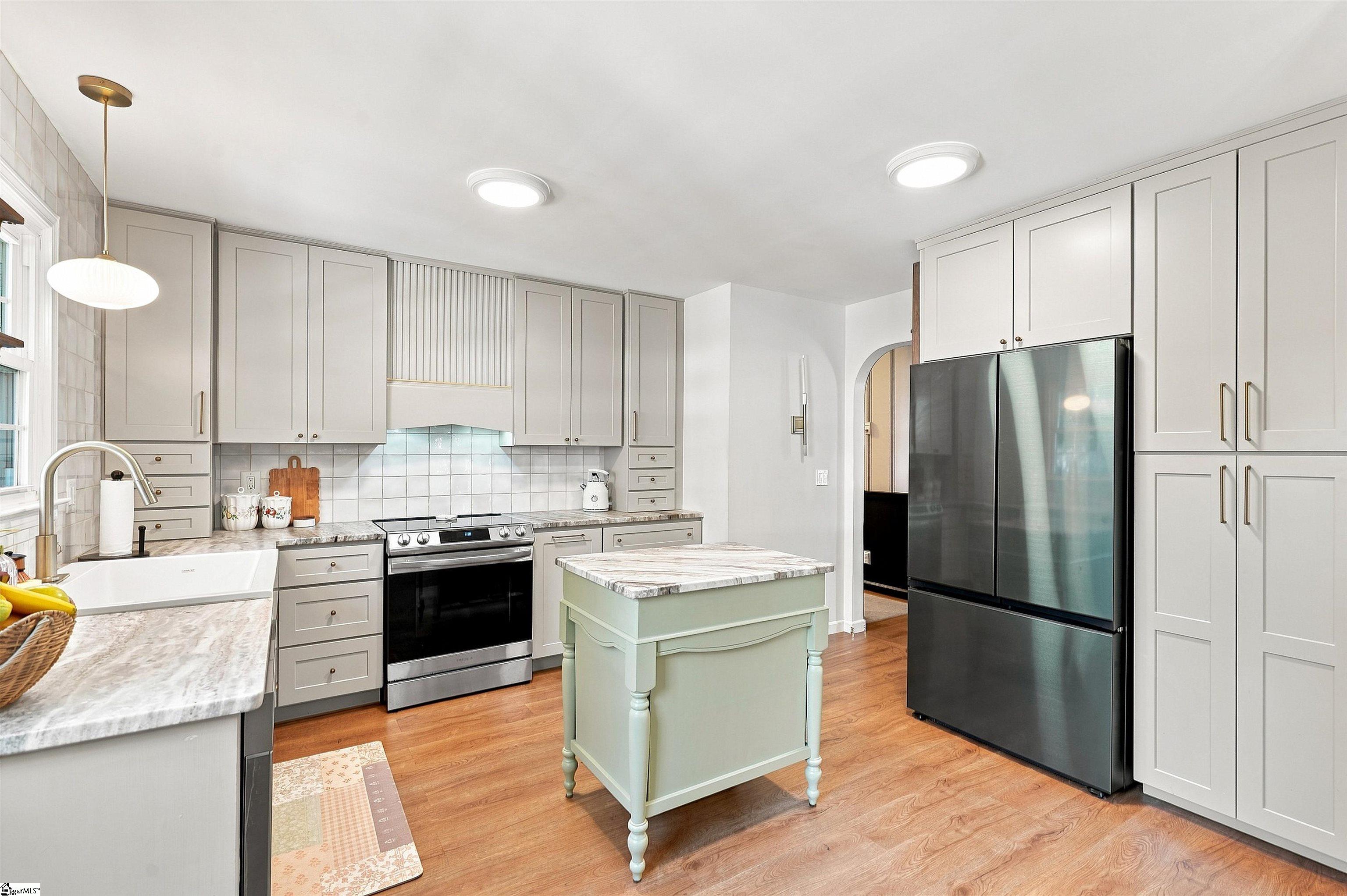 109 Stonehenge Court Property Photo 4