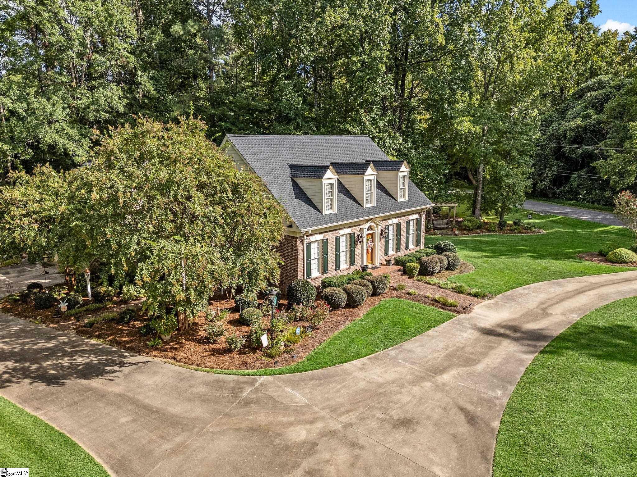 100 Crestview Drive Property Photo 3