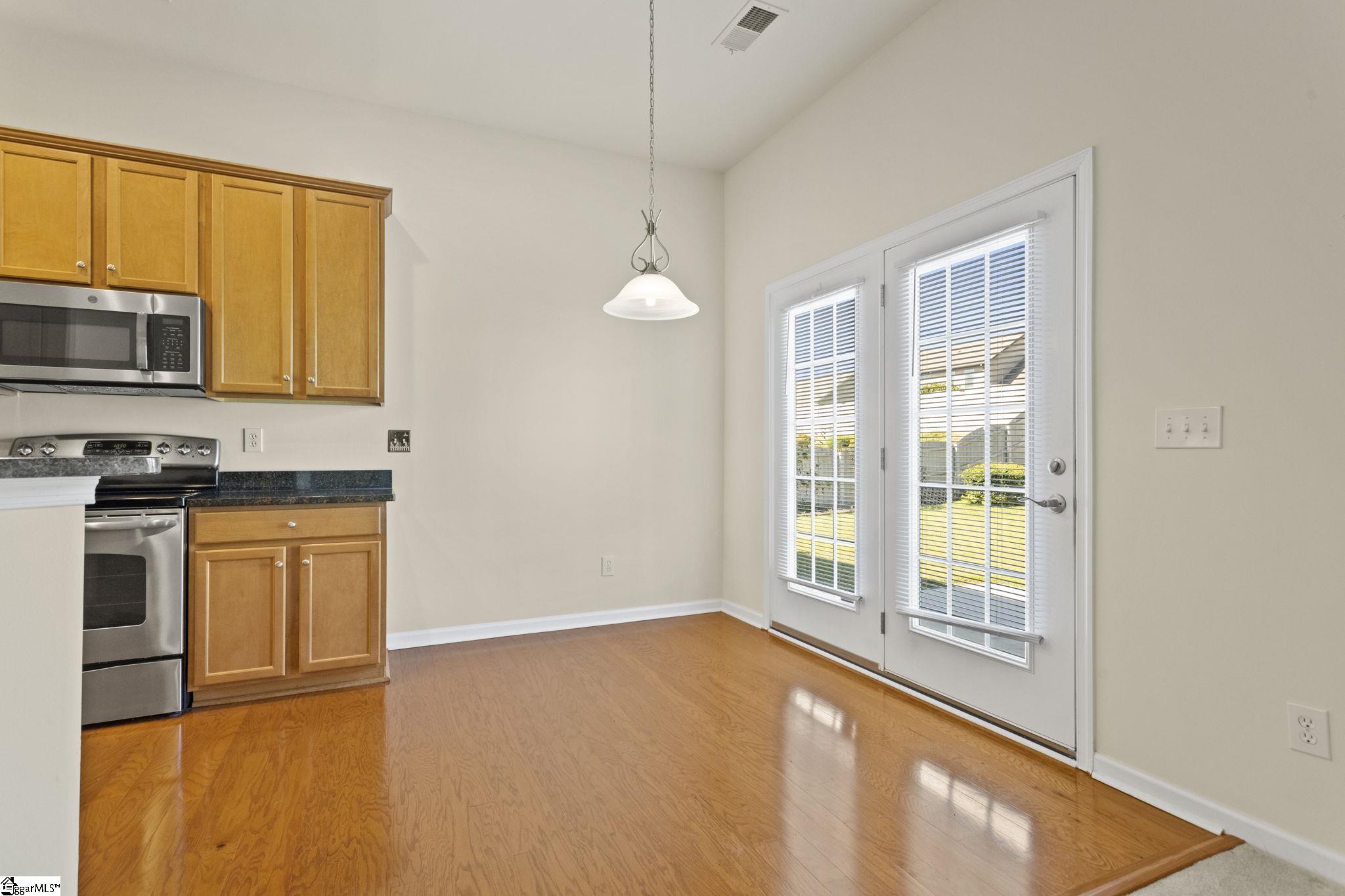 567 Shoreline Boulevard Property Photo 9