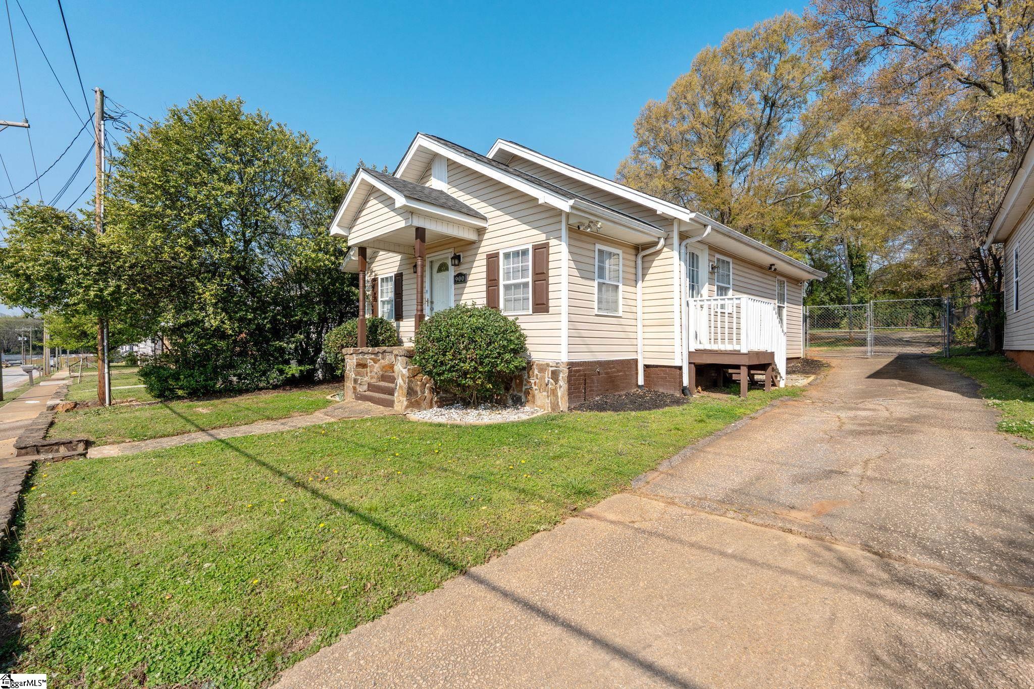 900 Green Avenue Property Photo 3