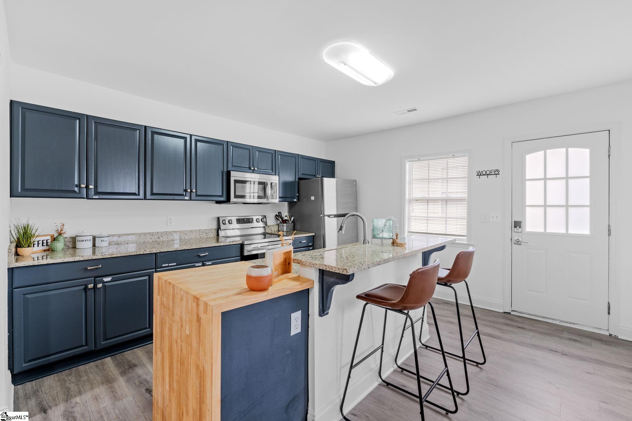 900 Green Avenue Property Photo 8