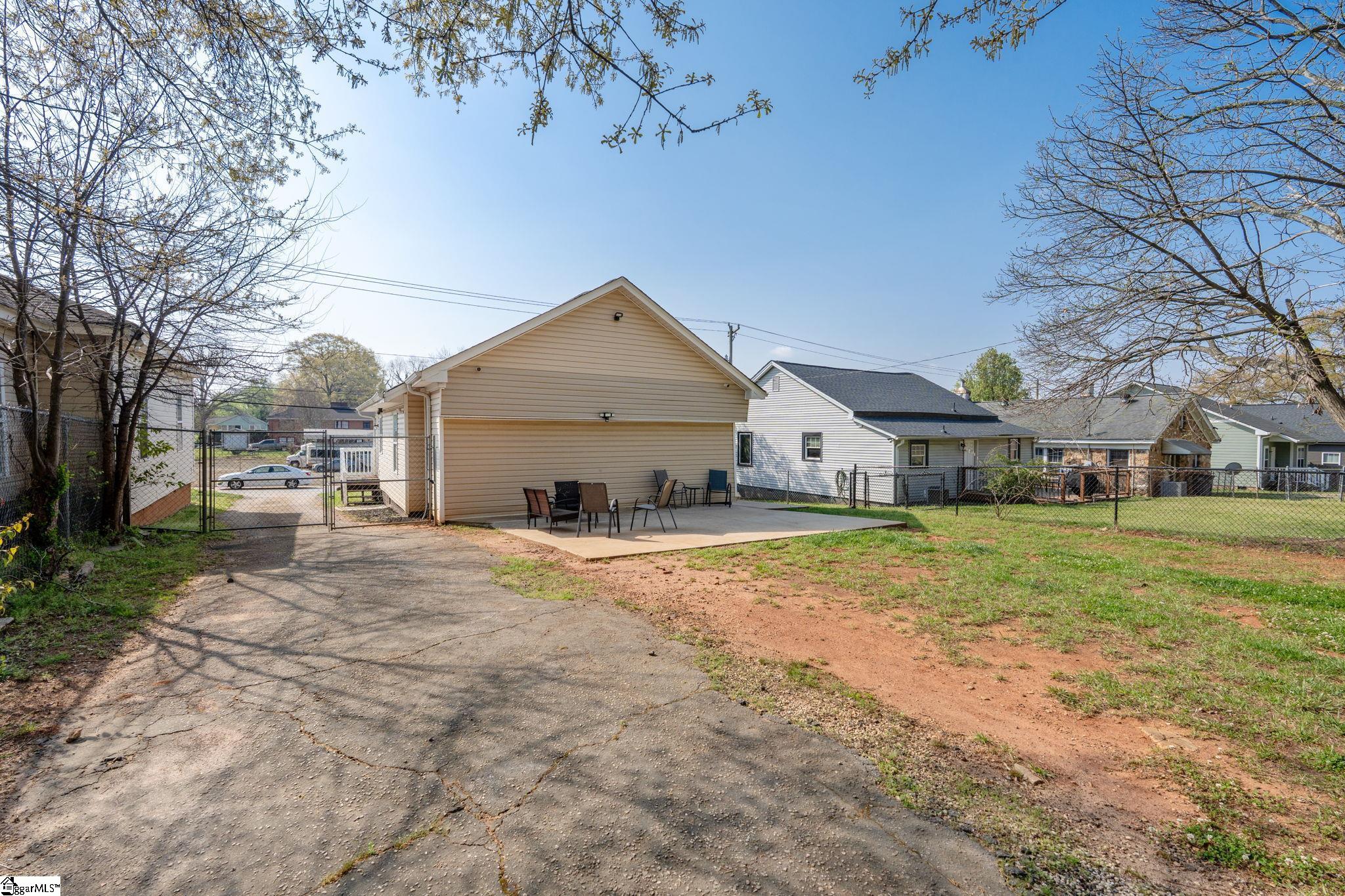 900 Green Avenue Property Photo 23
