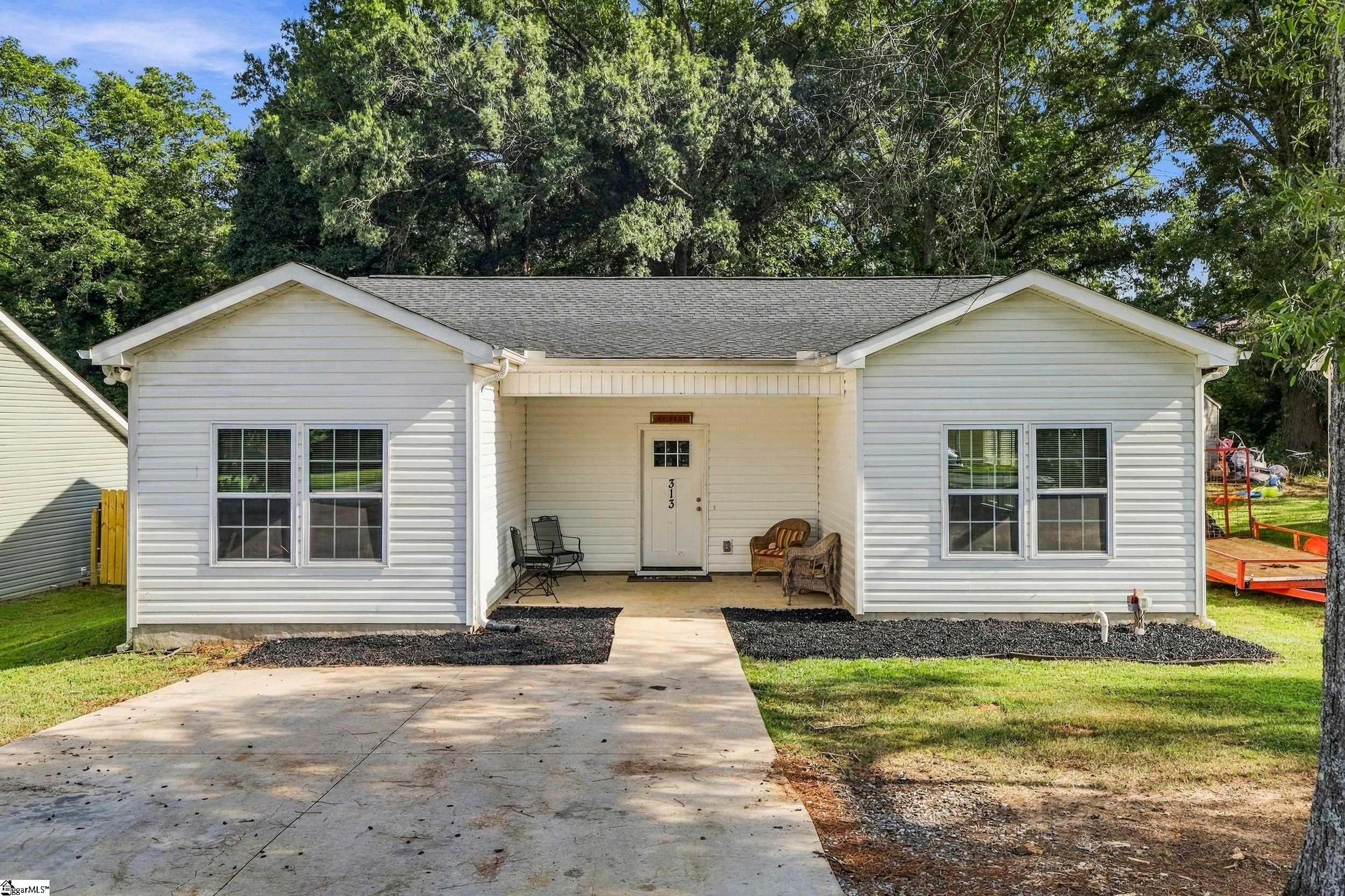 313 Saluda Street Property Photo 1