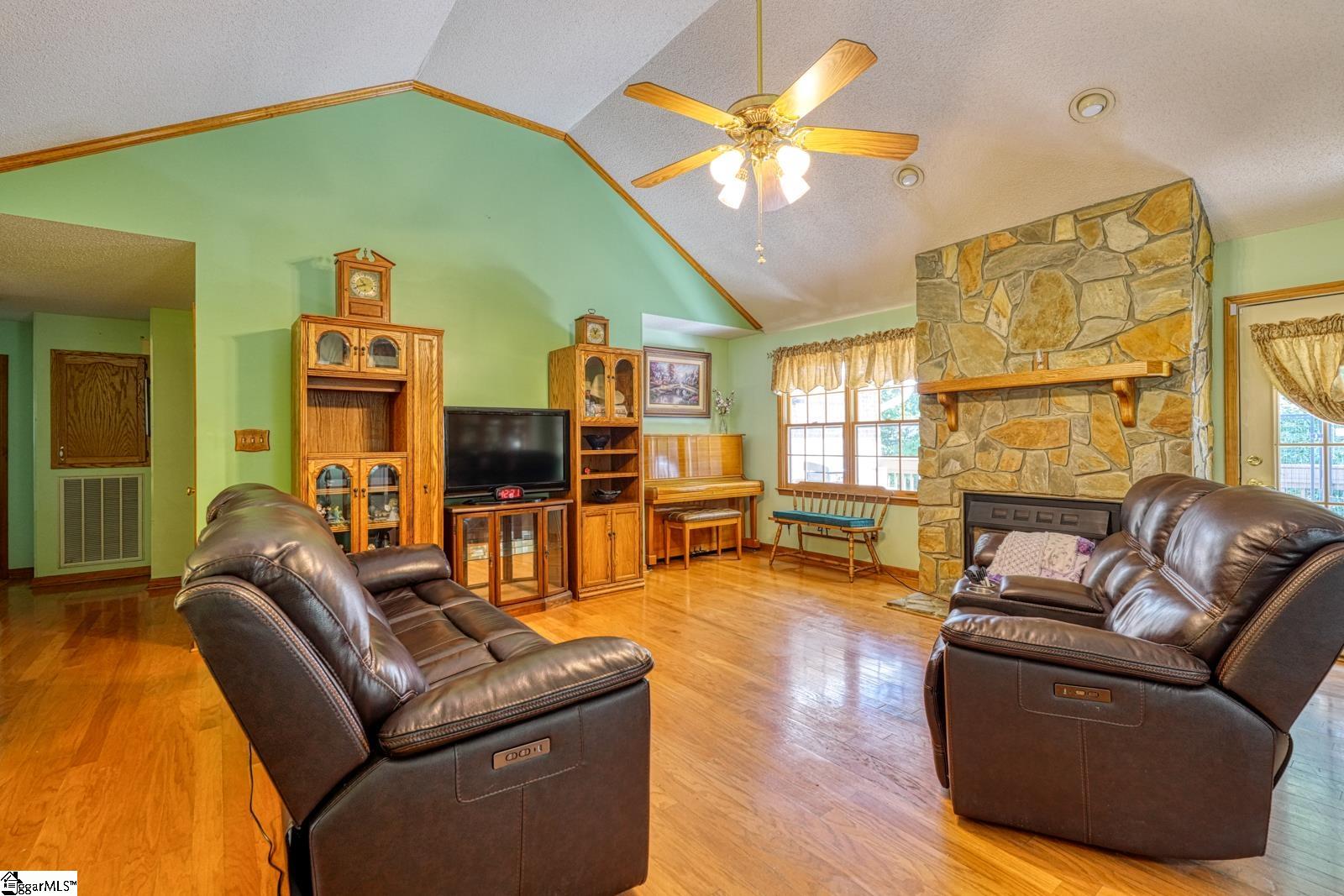 366 Shallowford Drive Property Photo 3