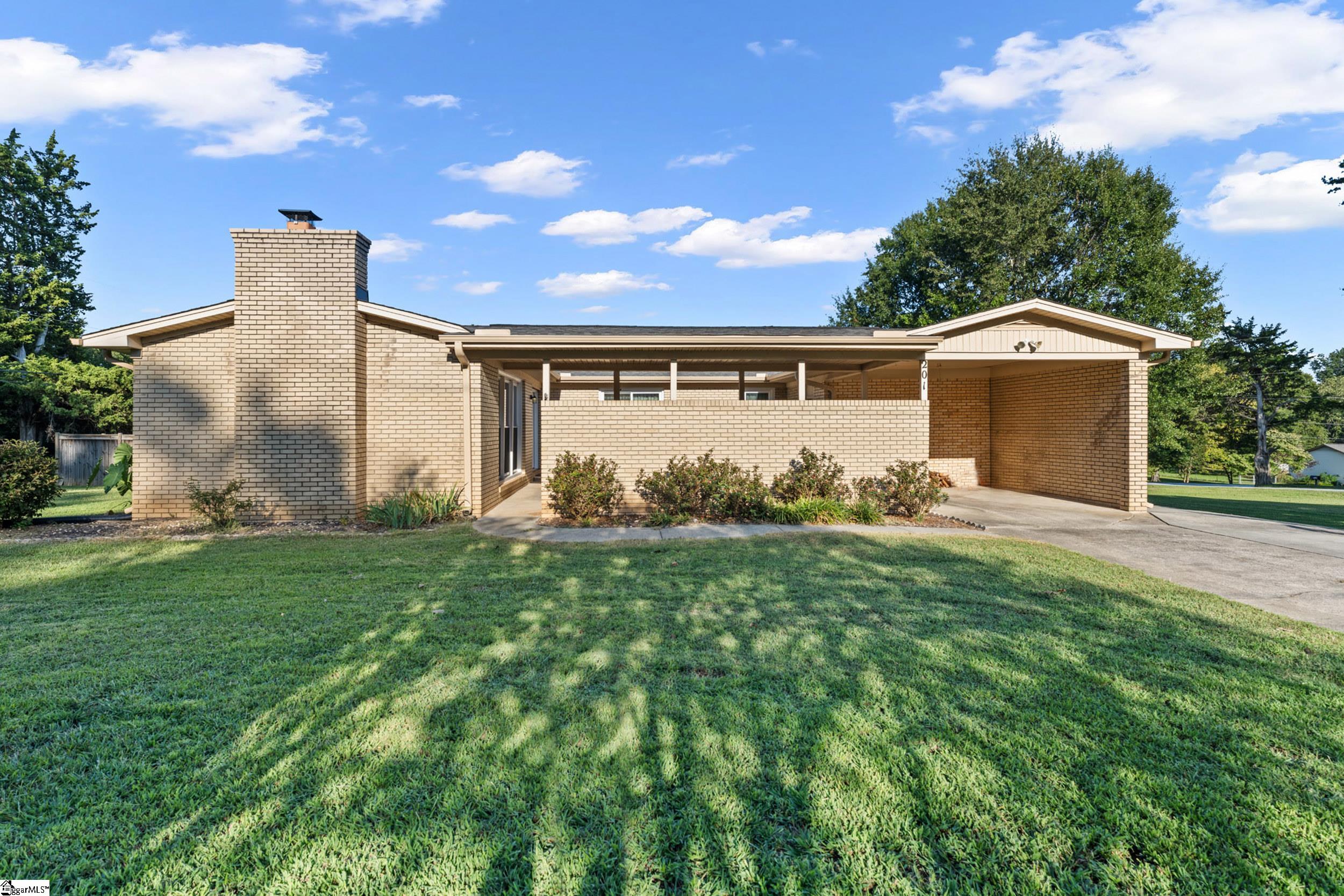 201 Eastview Drive Property Photo 1
