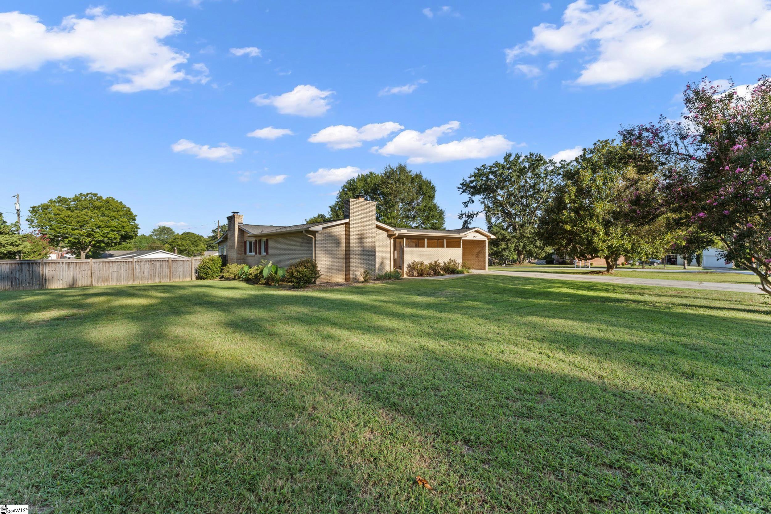 201 Eastview Drive Property Photo 2