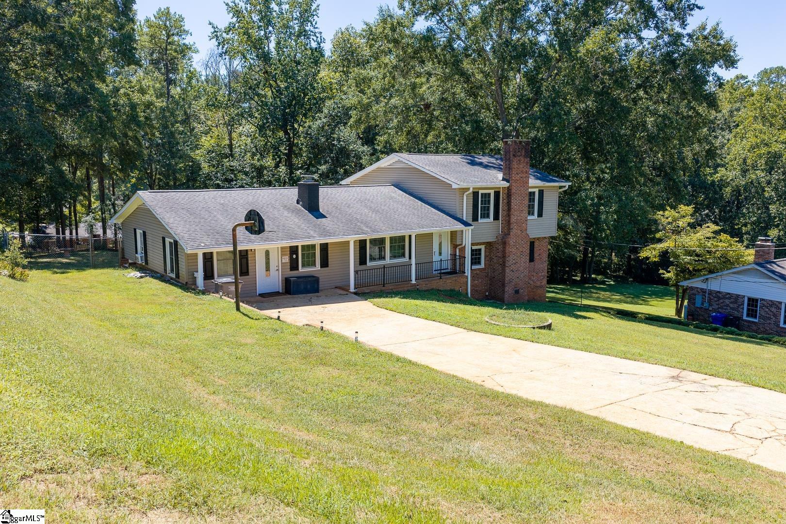 201 Knollview Drive Property Photo 2
