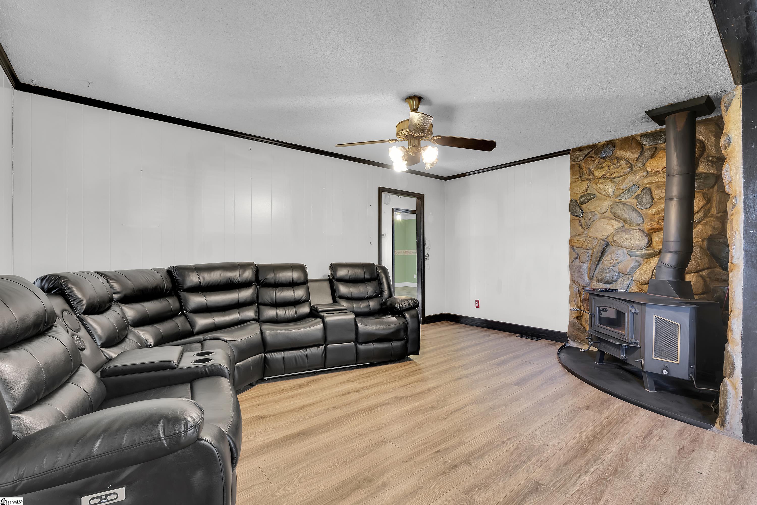 619 Foster Road Property Photo 6