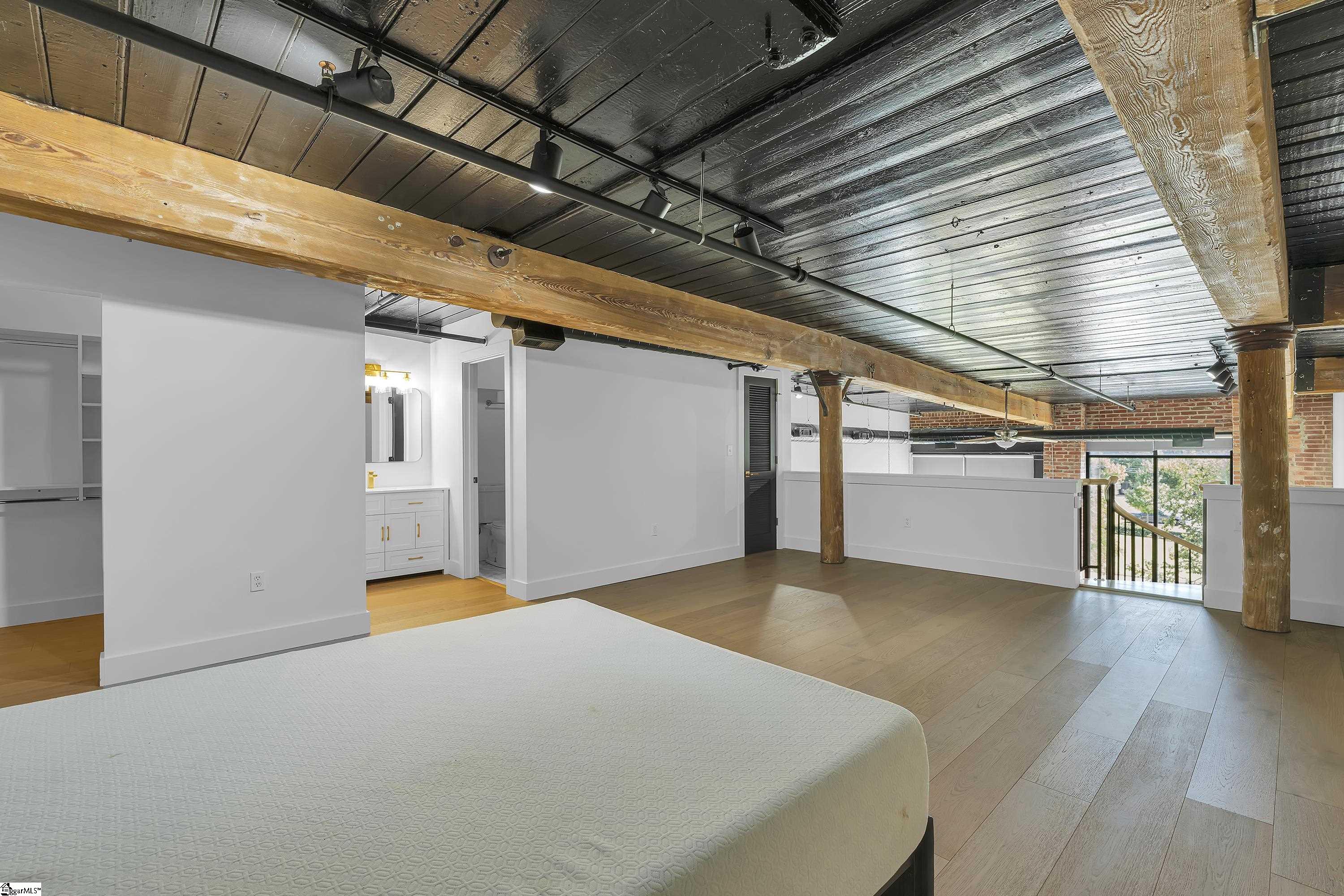300 South Street Property Photo 10