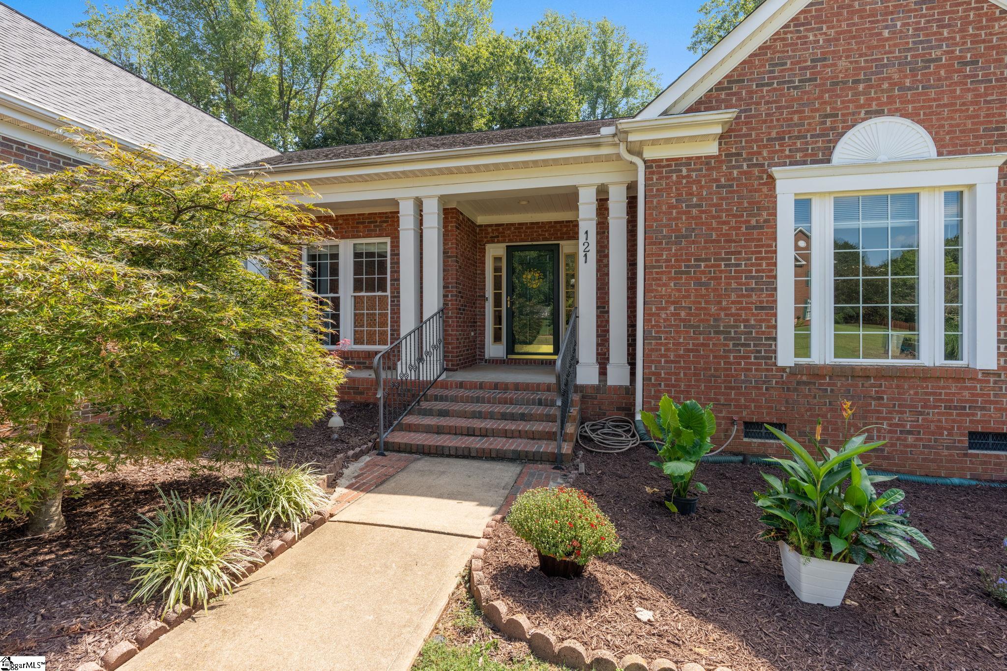 121 Century Oaks Drive Property Photo 4