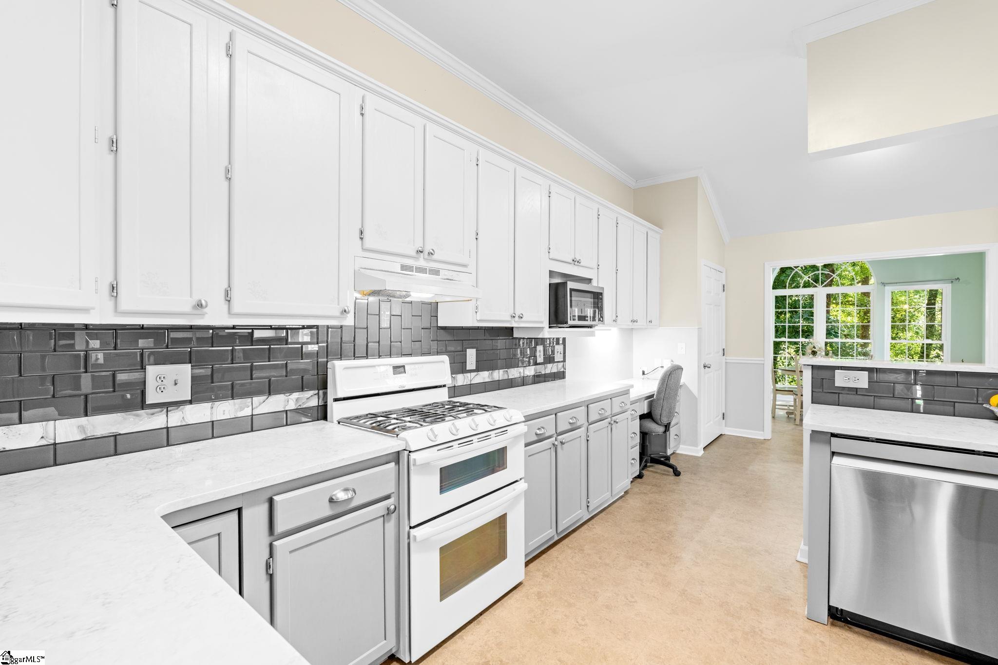 121 Century Oaks Drive Property Photo 14