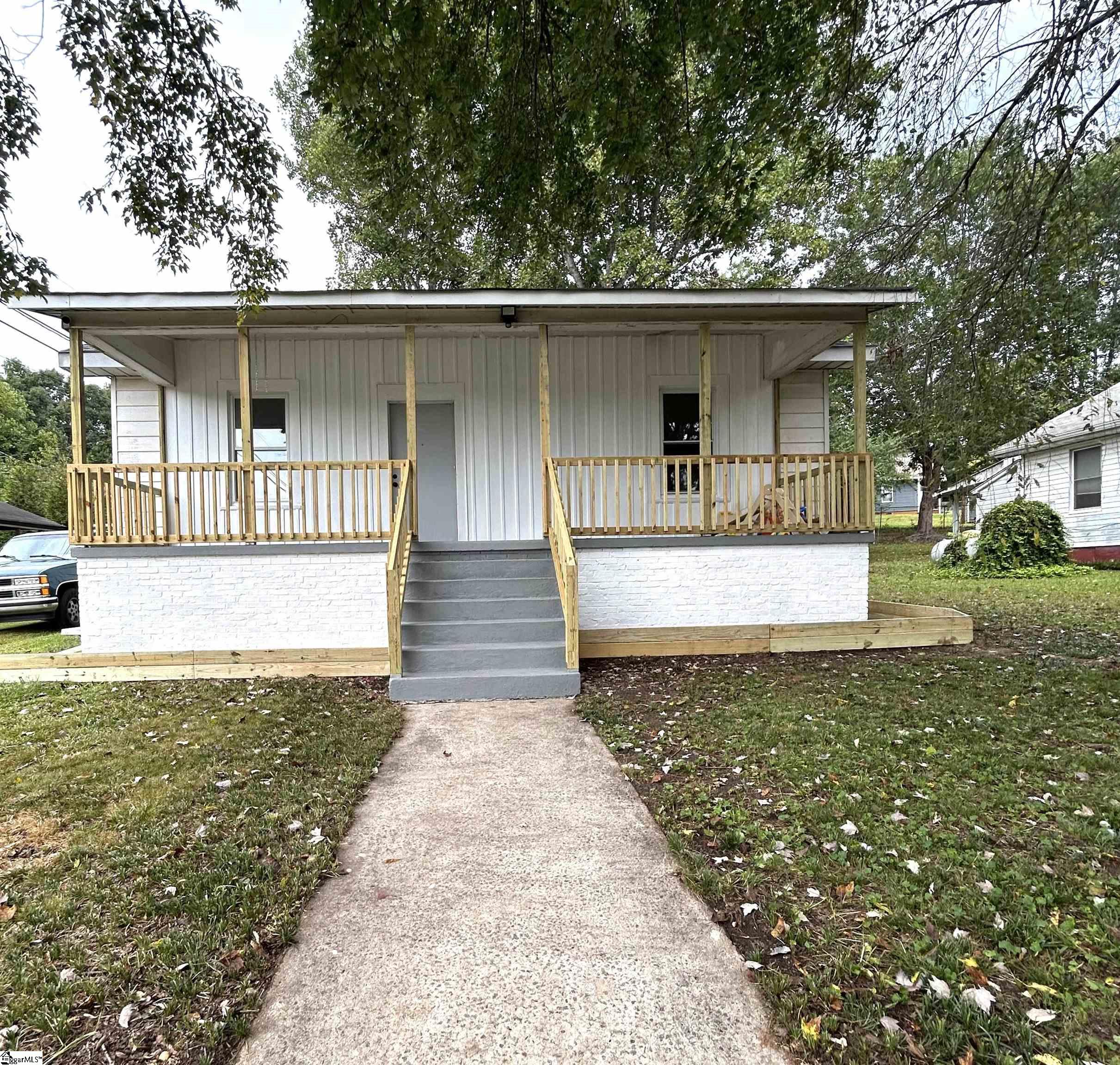 104 Hodgens Drive Property Photo 2