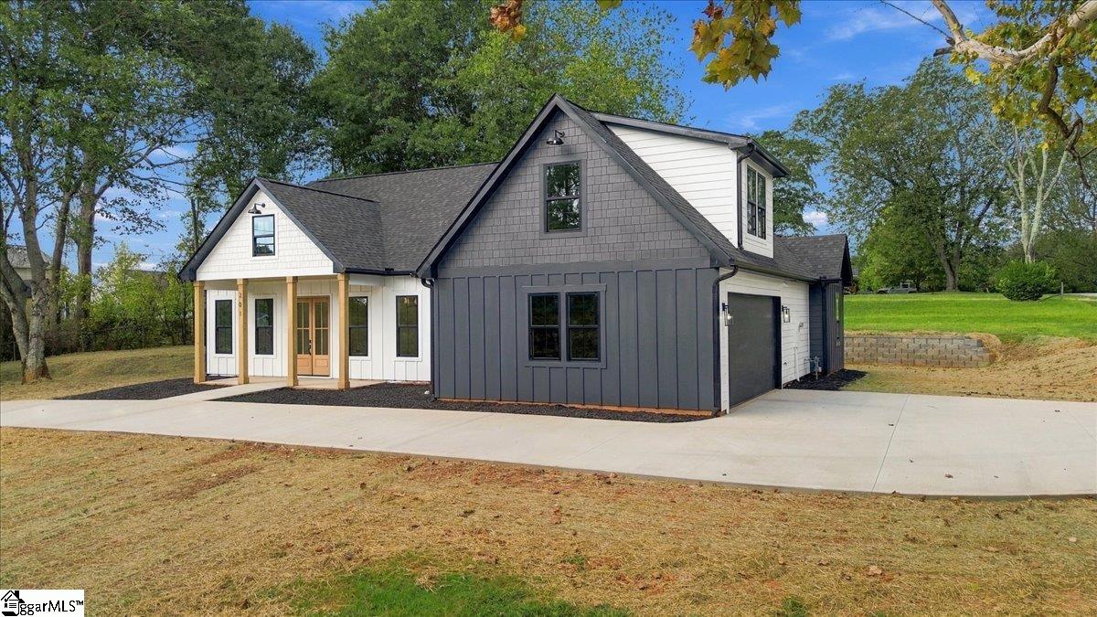 201 Maple Street Property Photo 3