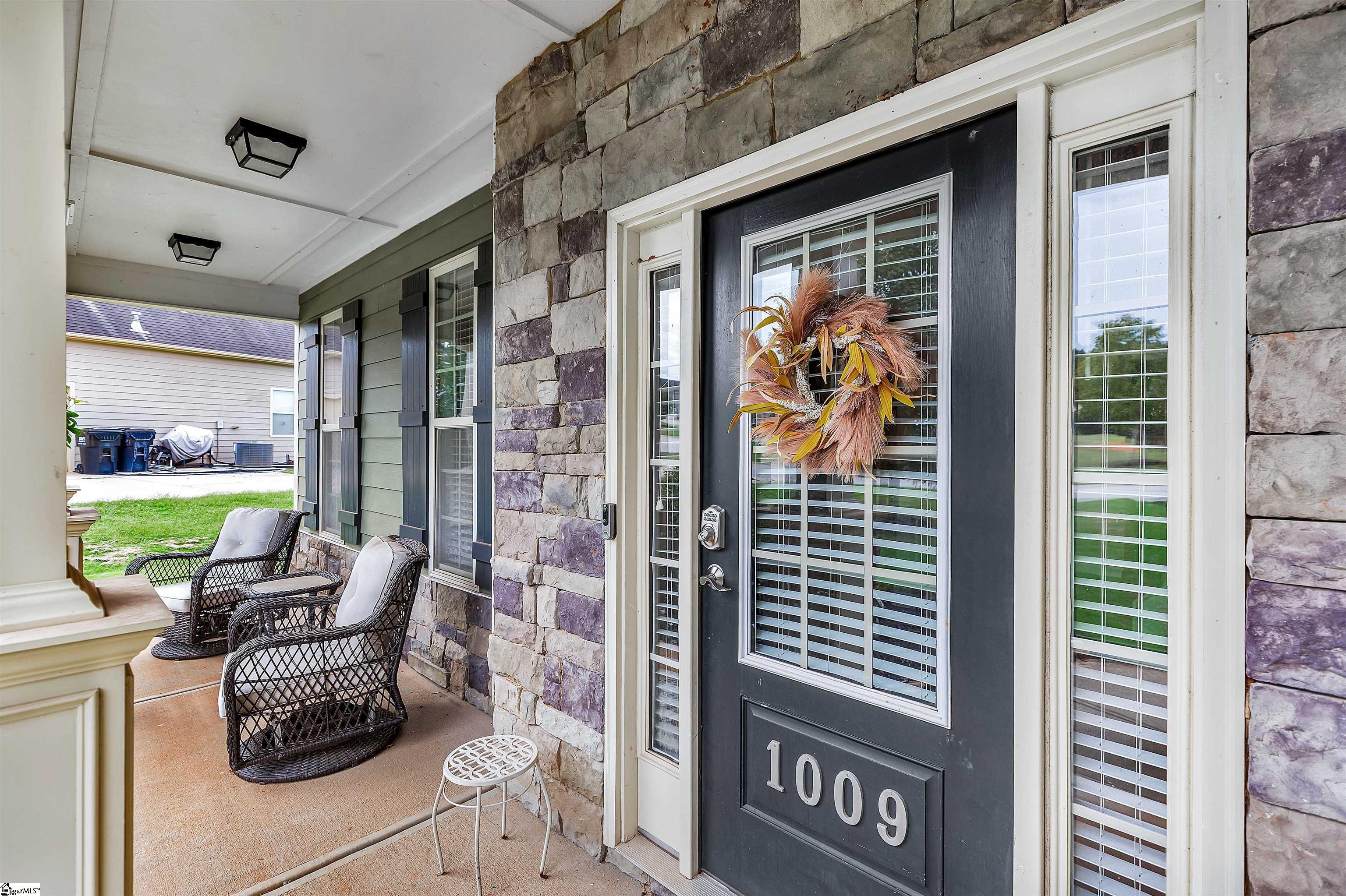 1009 Hillcrest Court Property Photo 4