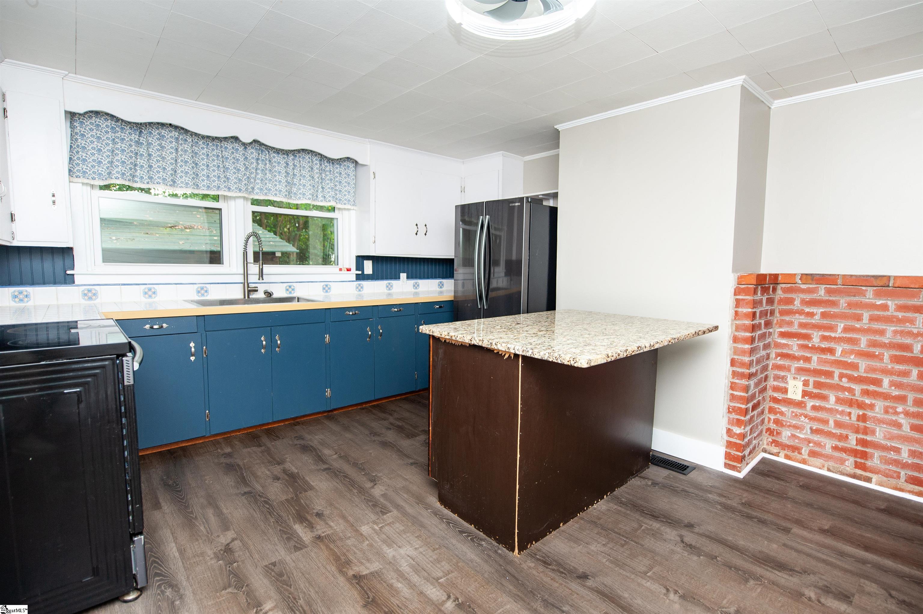 180 Brock Street Property Photo 8
