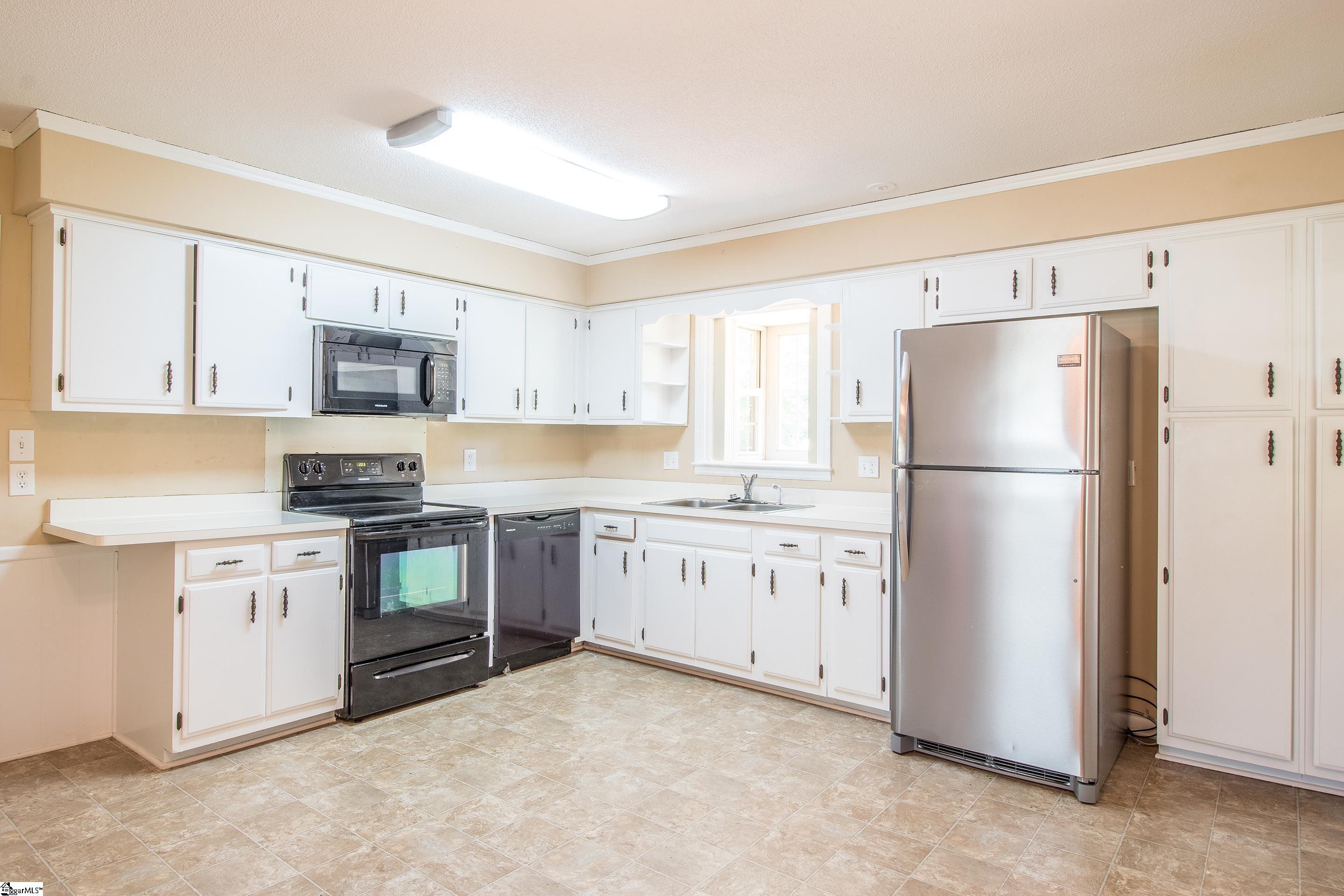 631 Pine Hill Drive Property Photo 6