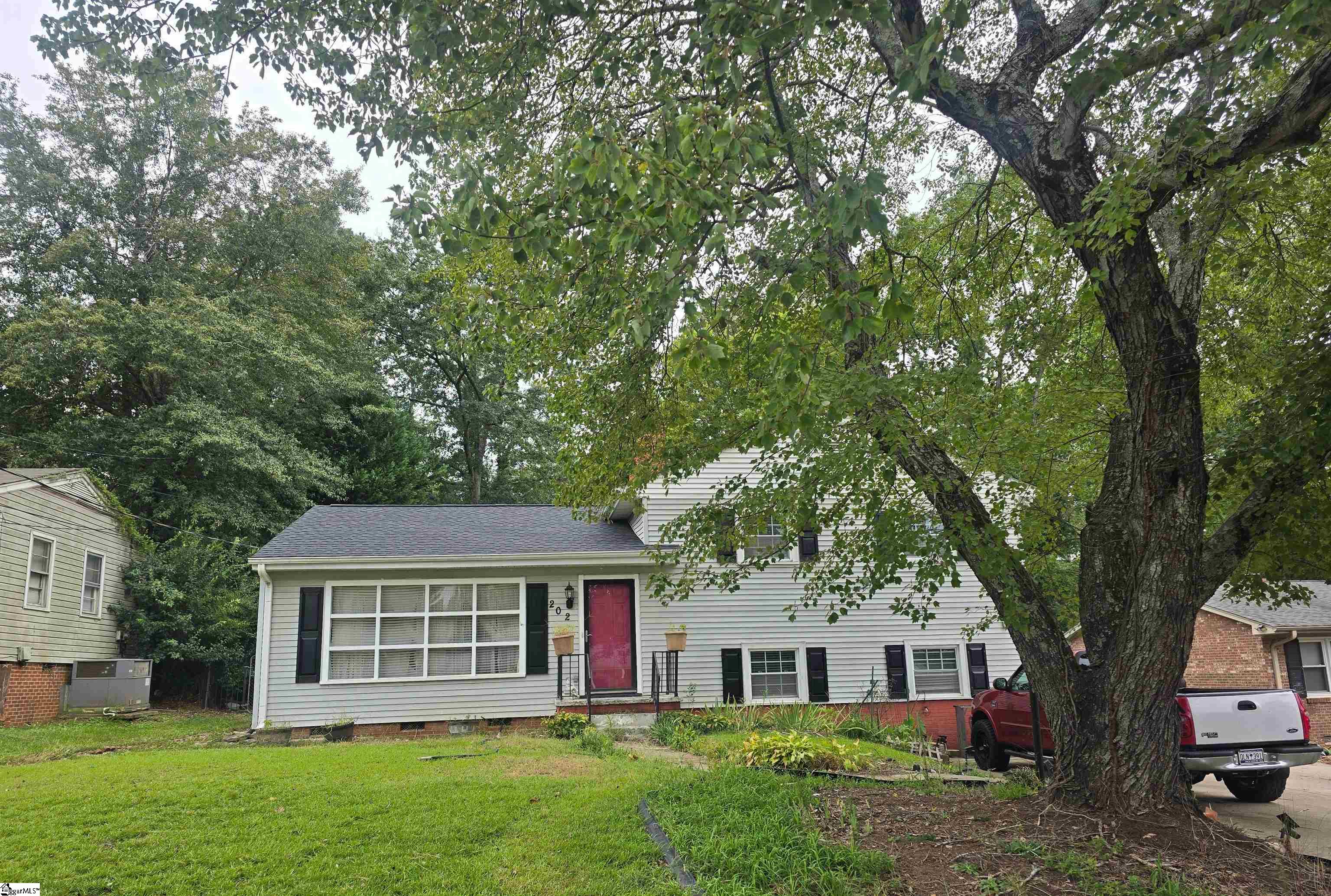 202 W Dorchester Boulevard Property Photo 1