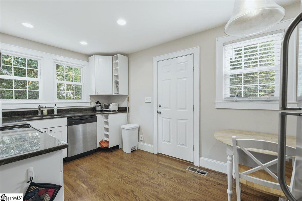 8 Charlotte Street Property Photo 34