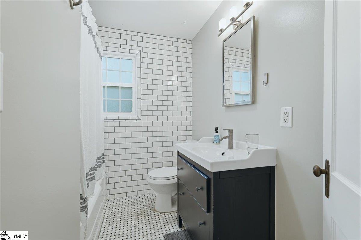 8 Charlotte Street Property Photo 36
