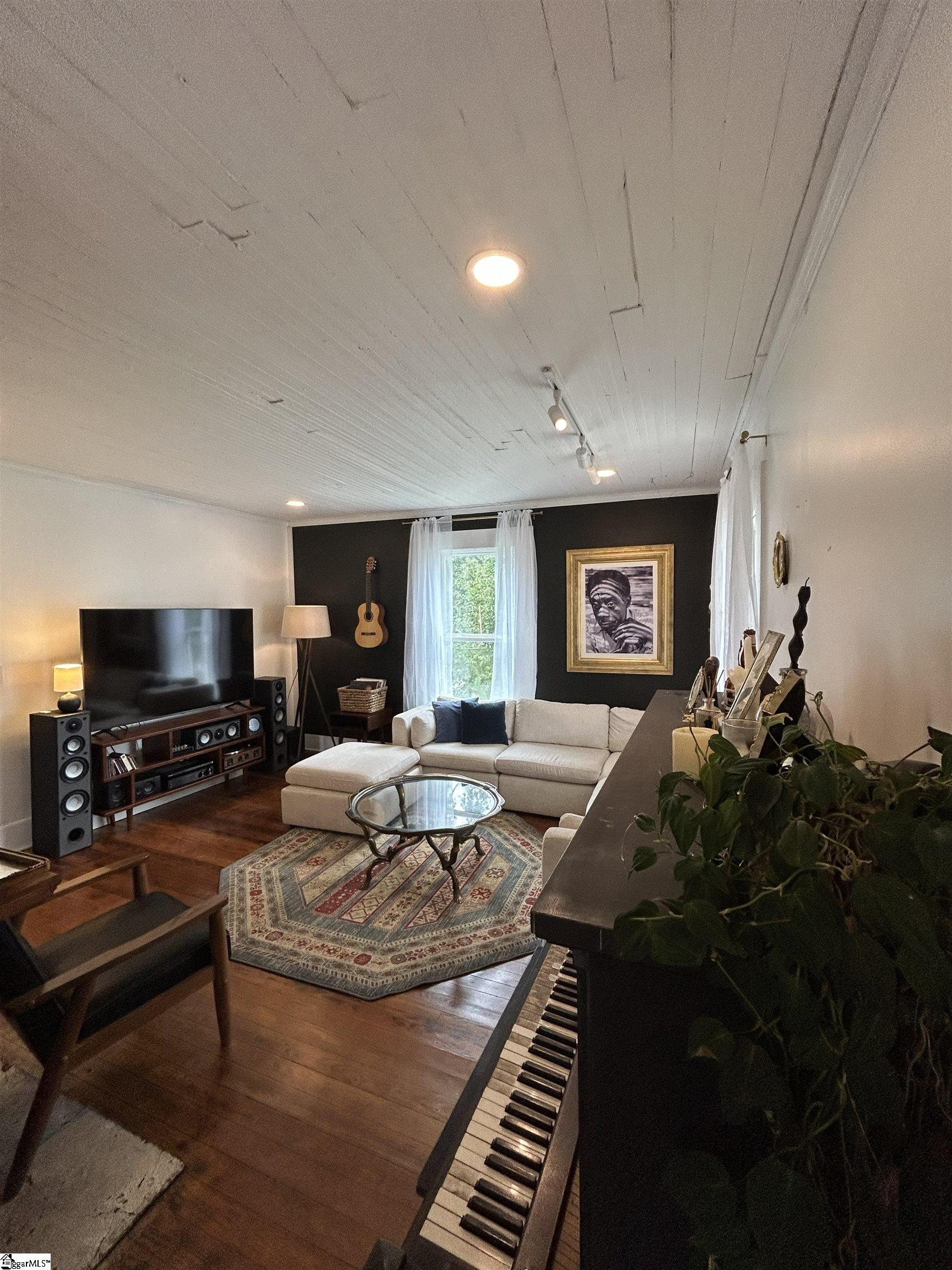16 2nd Avenue Property Photo 24