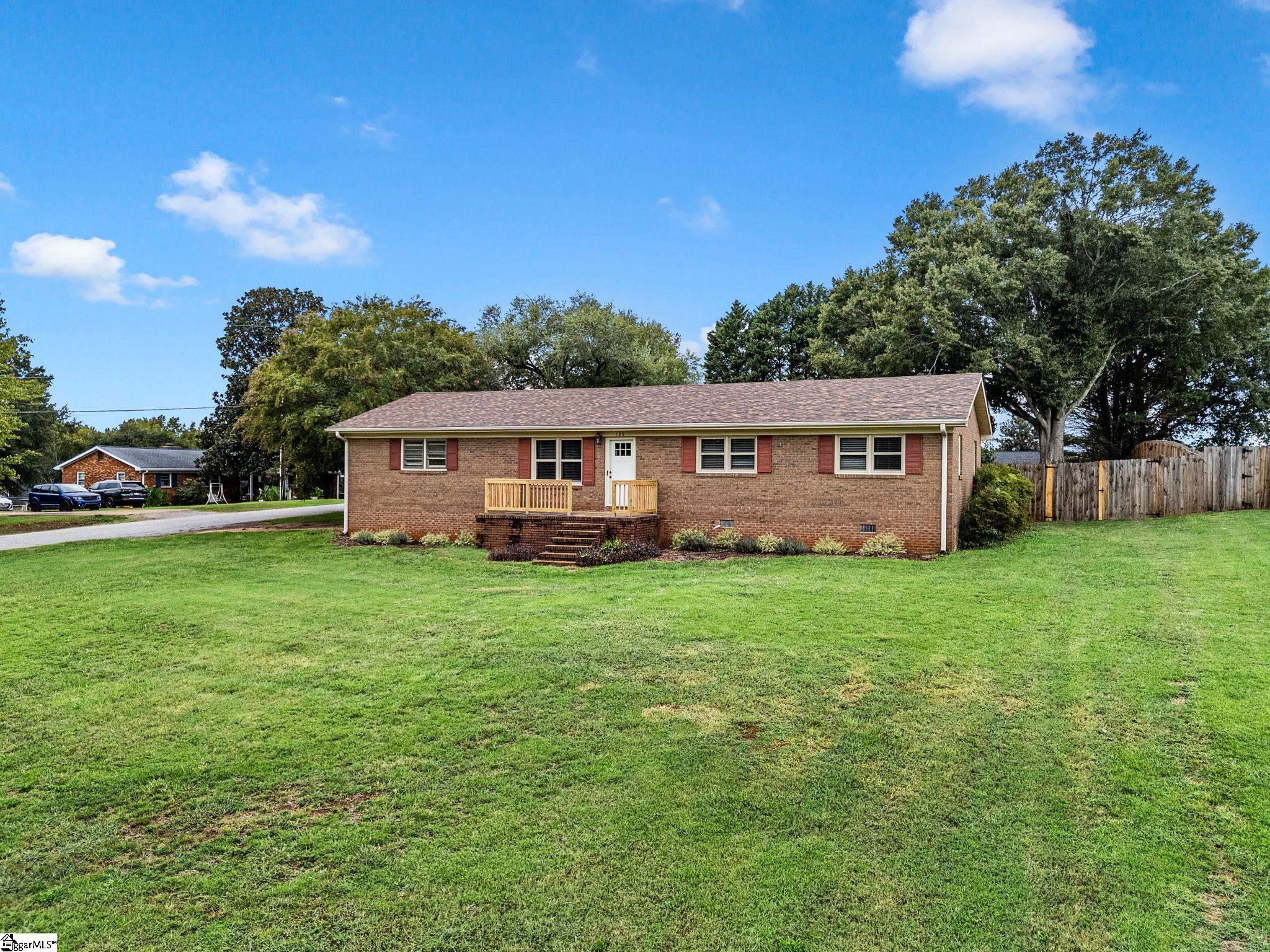 128 Twin Creek Drive Property Photo 2
