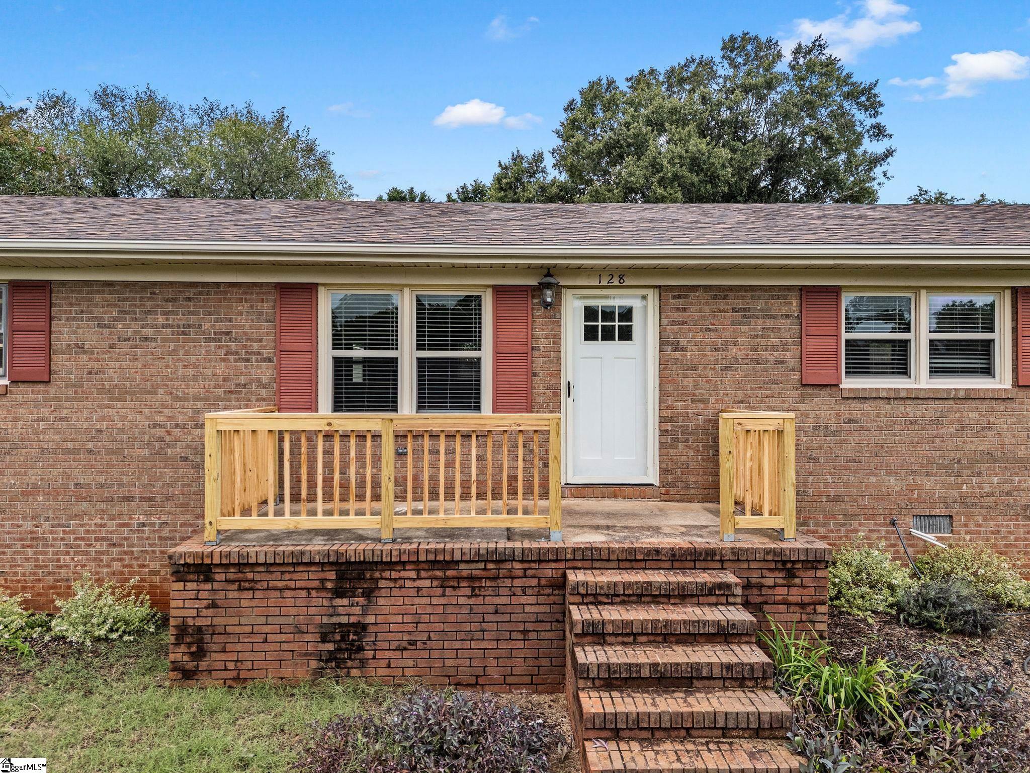 128 Twin Creek Drive Property Photo 4