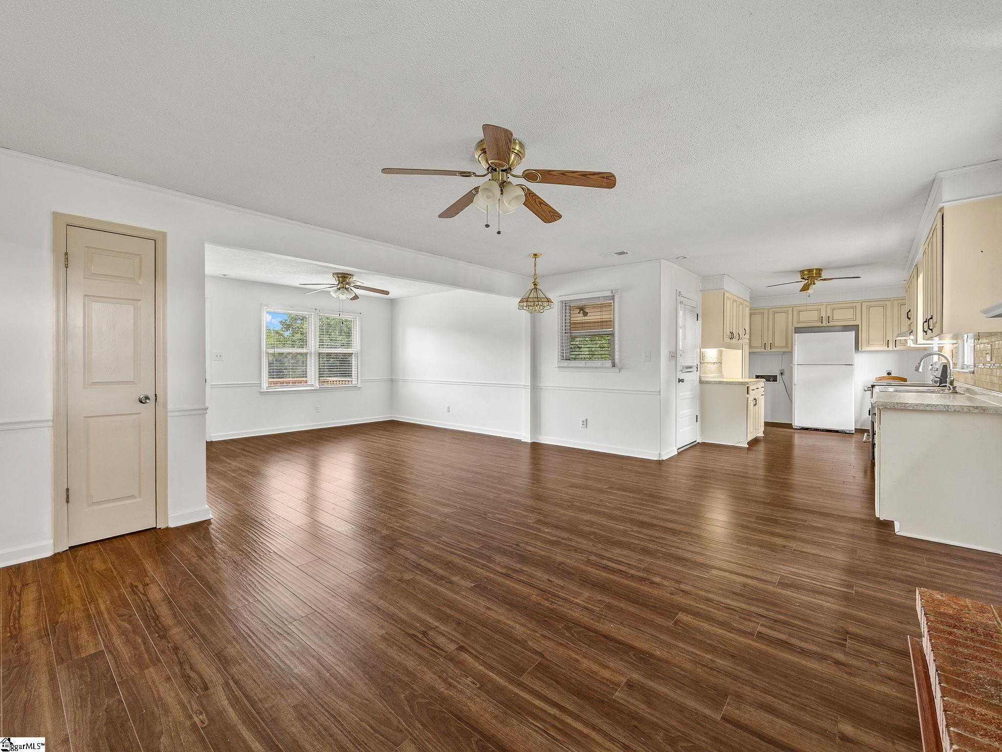 128 Twin Creek Drive Property Photo 8