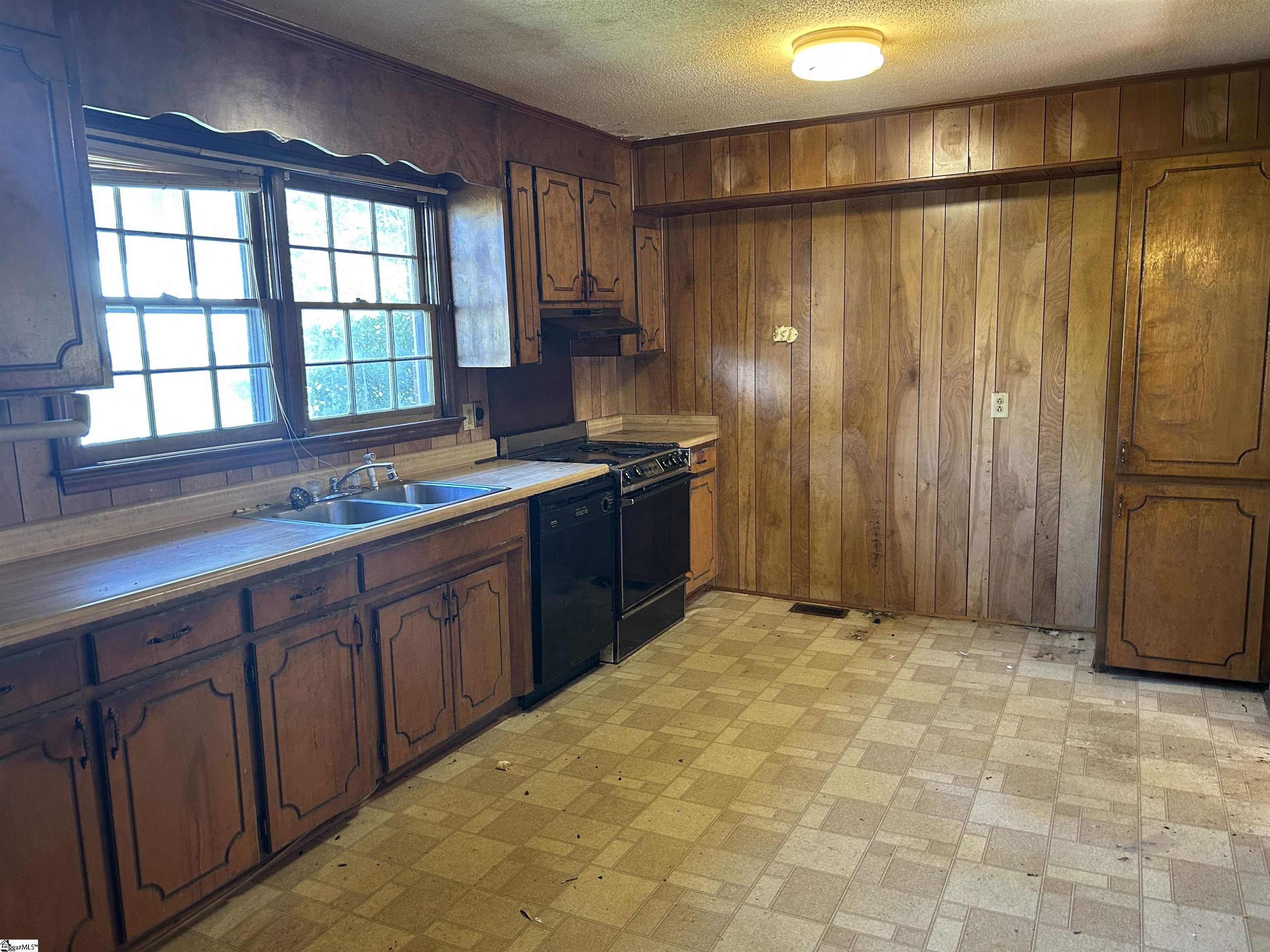 435 Summerland Drive Property Photo 2