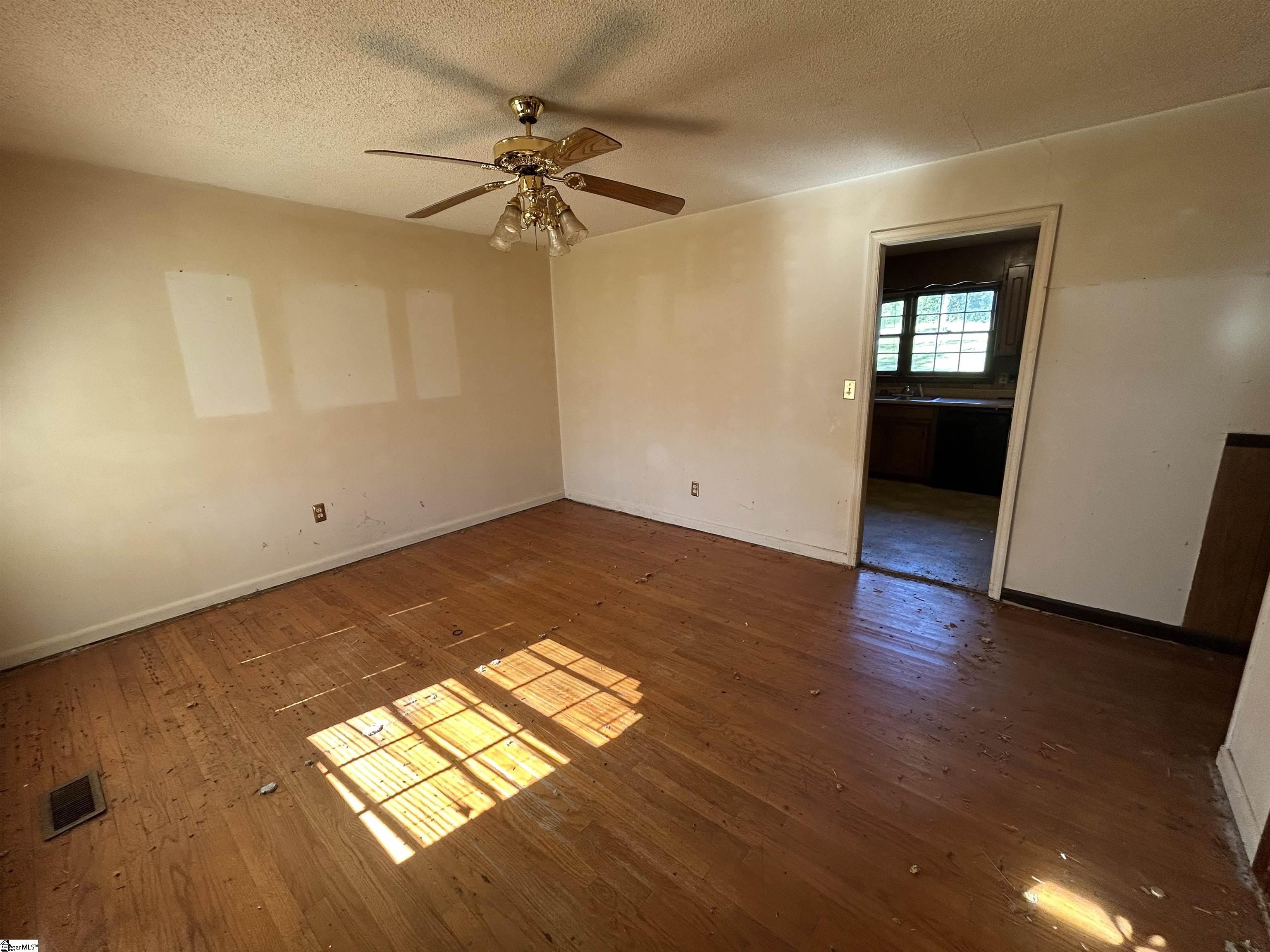 435 Summerland Drive Property Photo 3