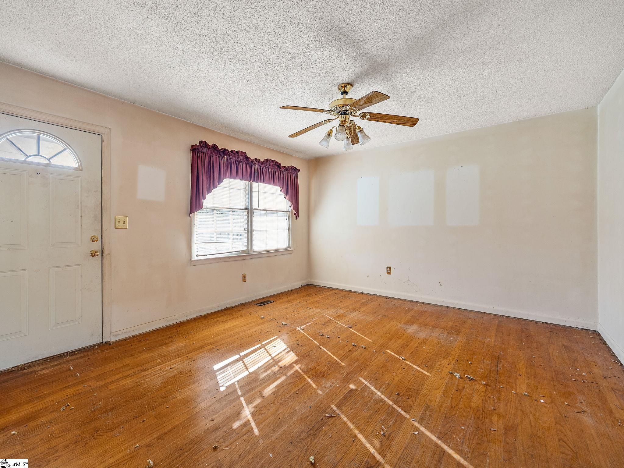 435 Summerland Drive Property Photo 3