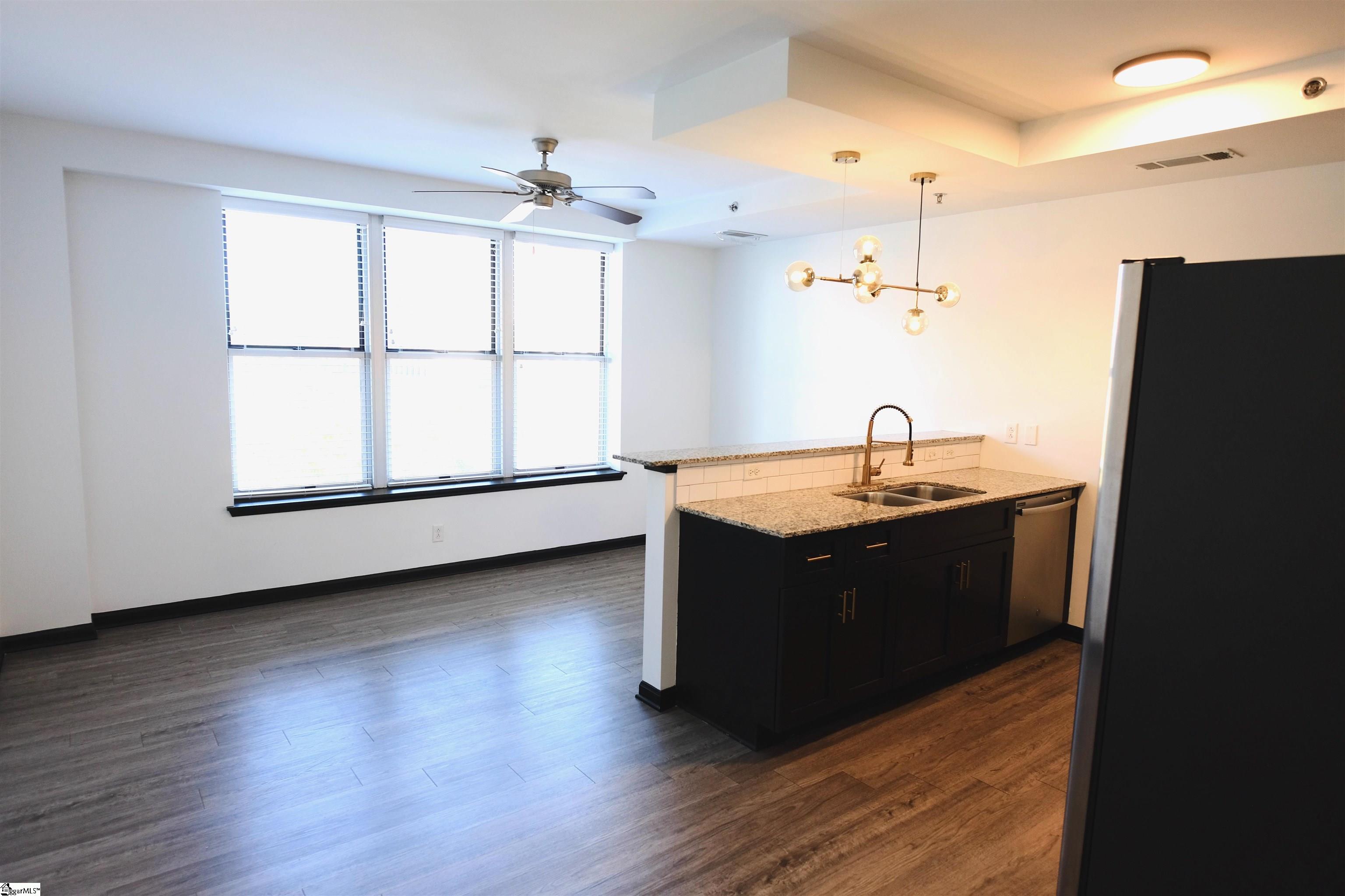 100 E Washington Street Property Photo 4