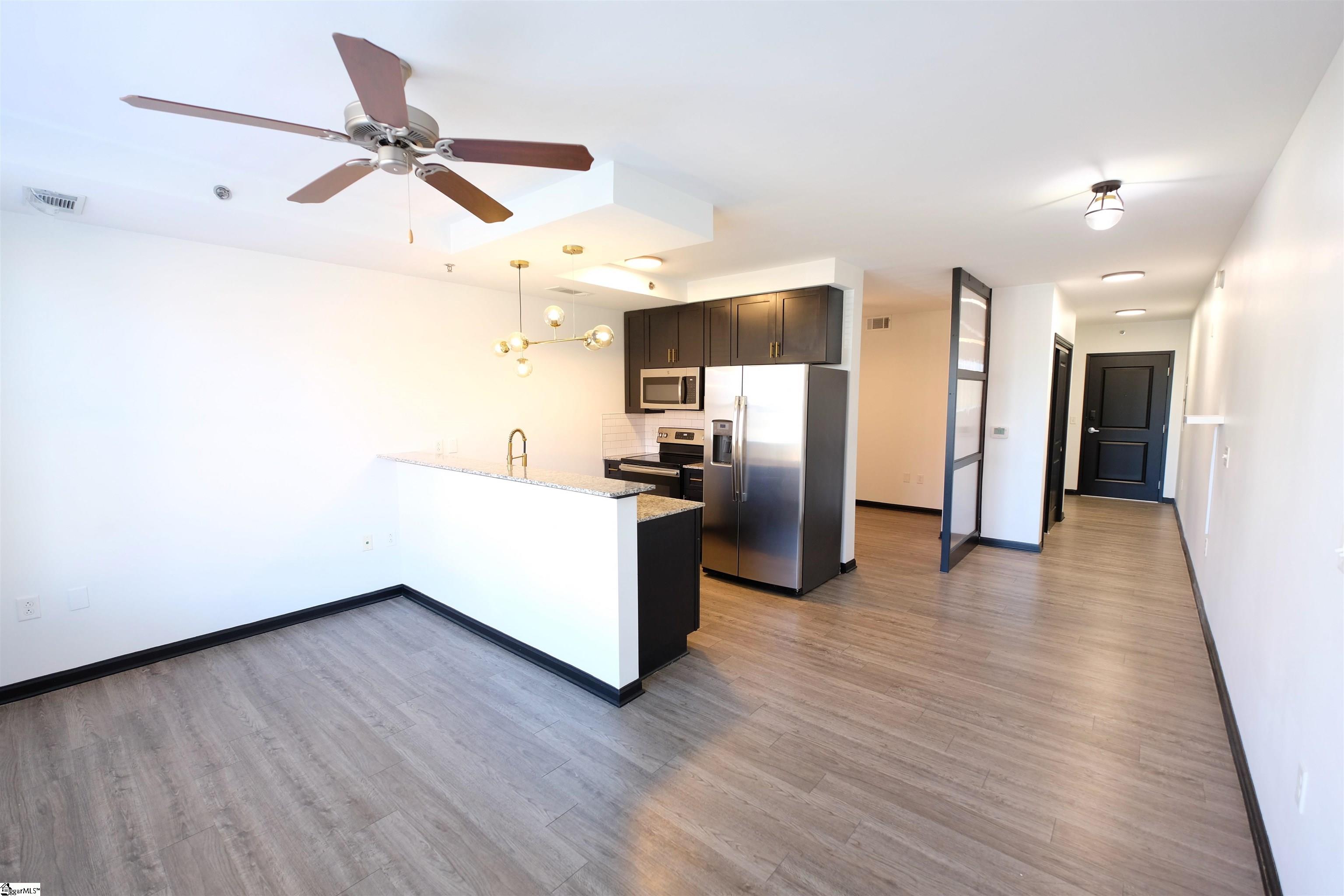 100 E Washington Street Property Photo 5