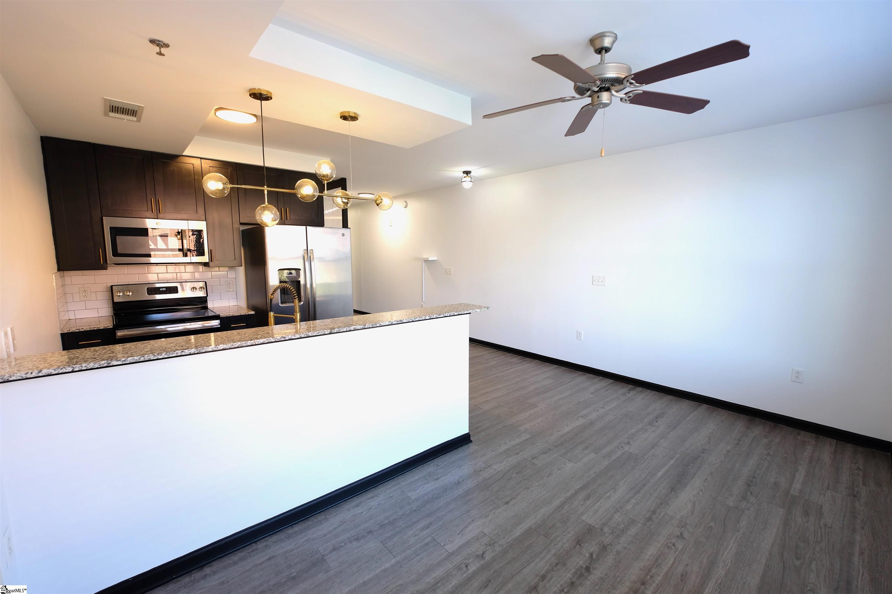100 E Washington Street Property Photo 7