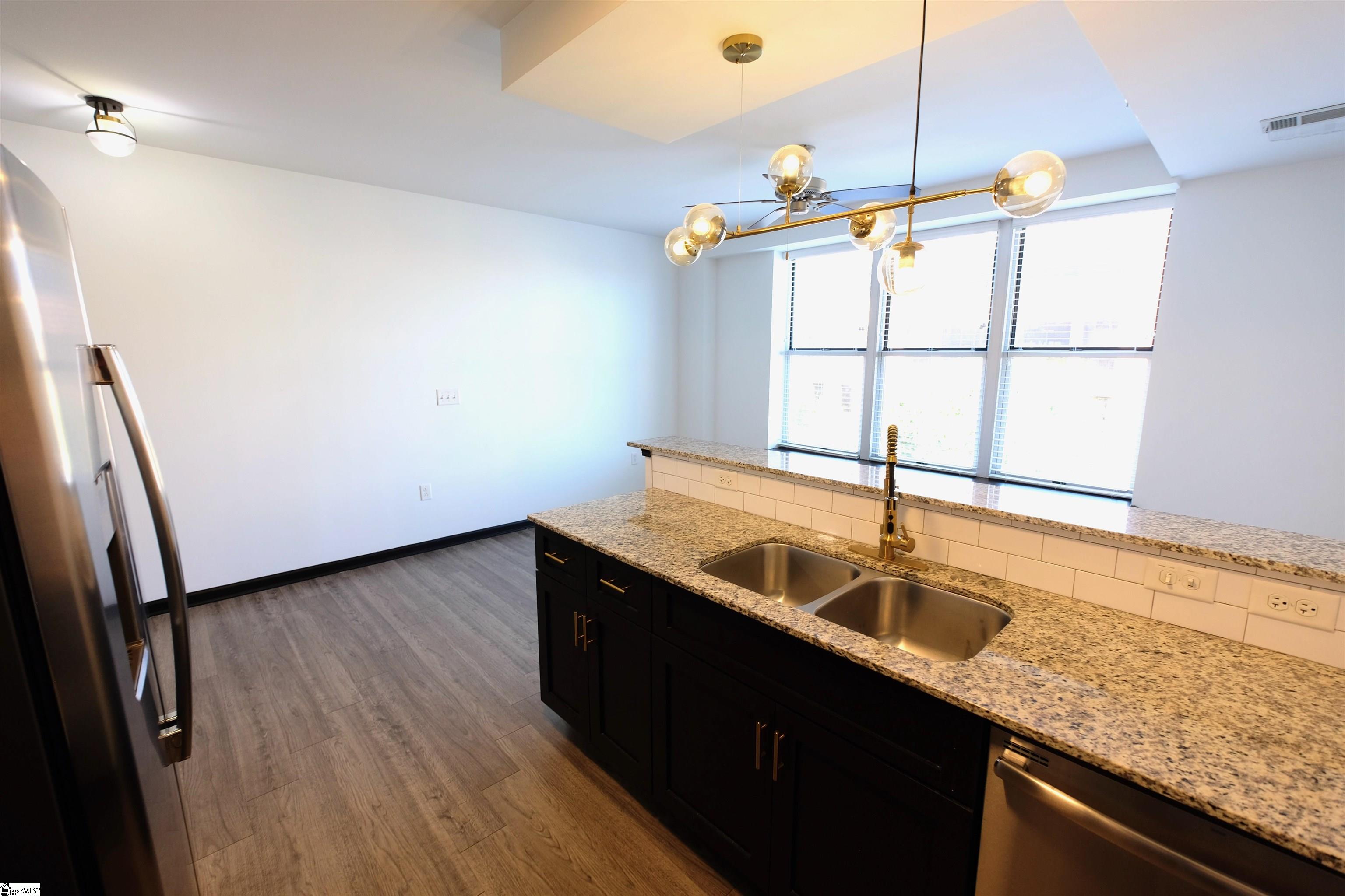 100 E Washington Street Property Photo 8