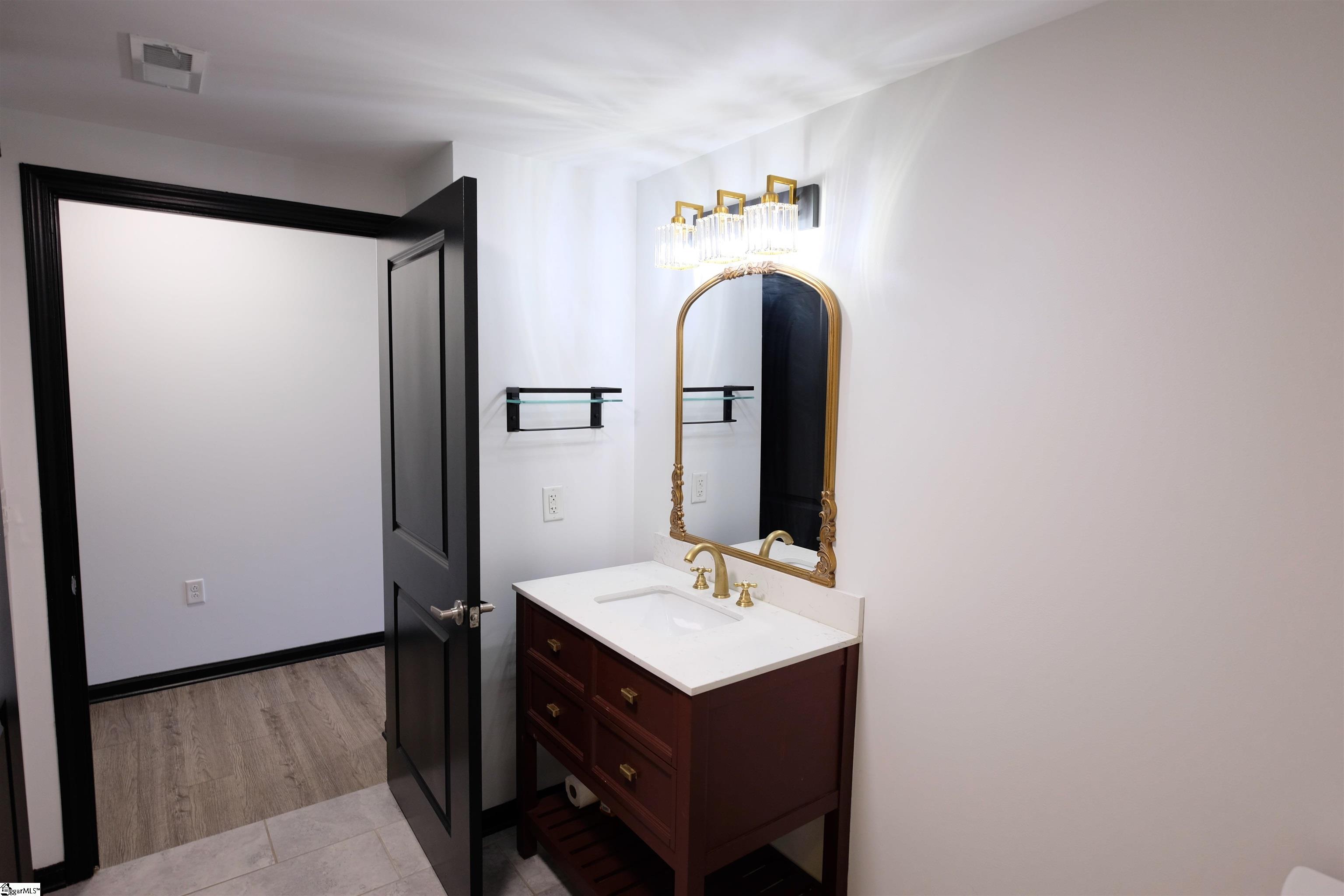 100 E Washington Street Property Photo 15
