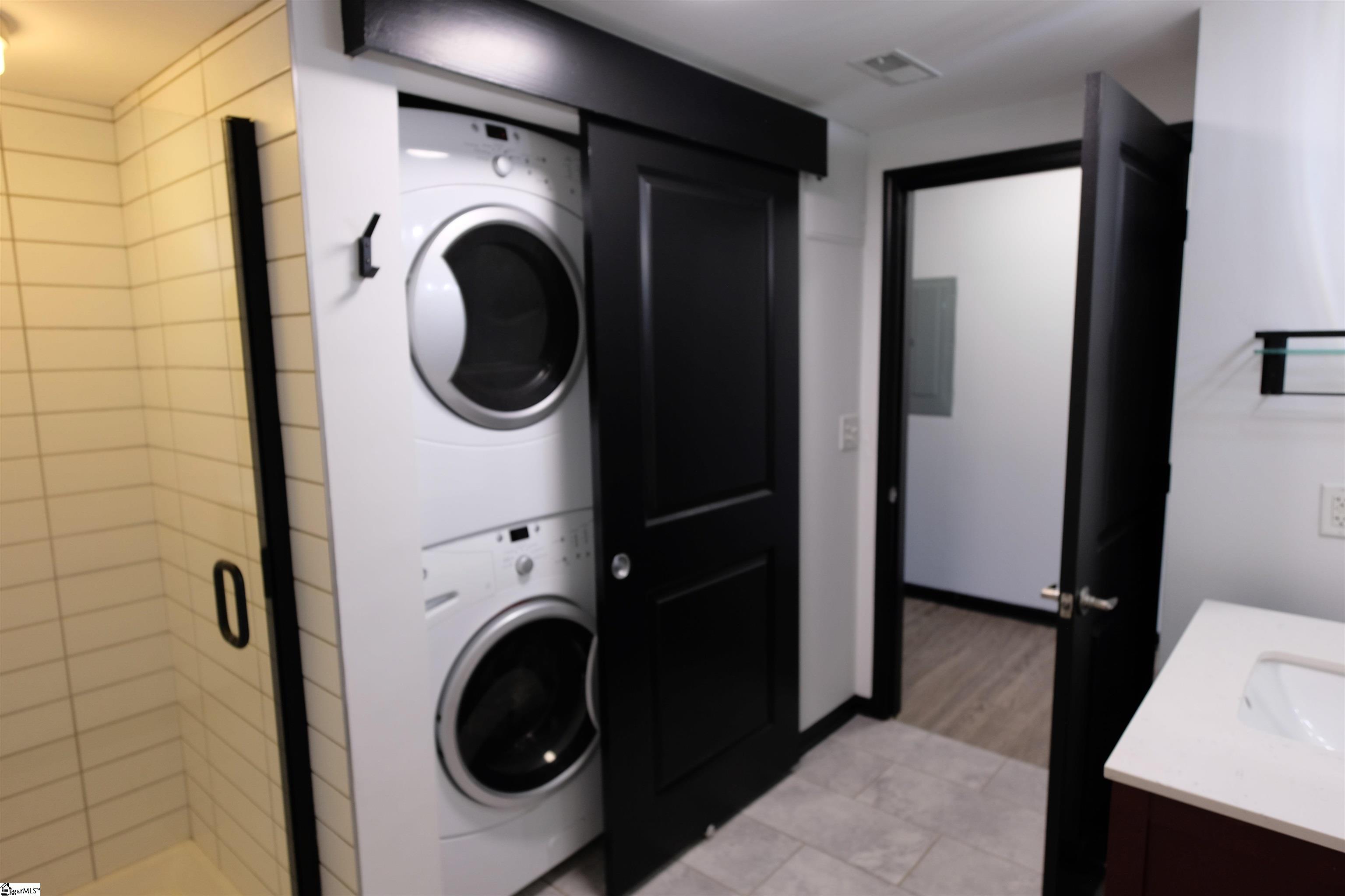 100 E Washington Street Property Photo 16