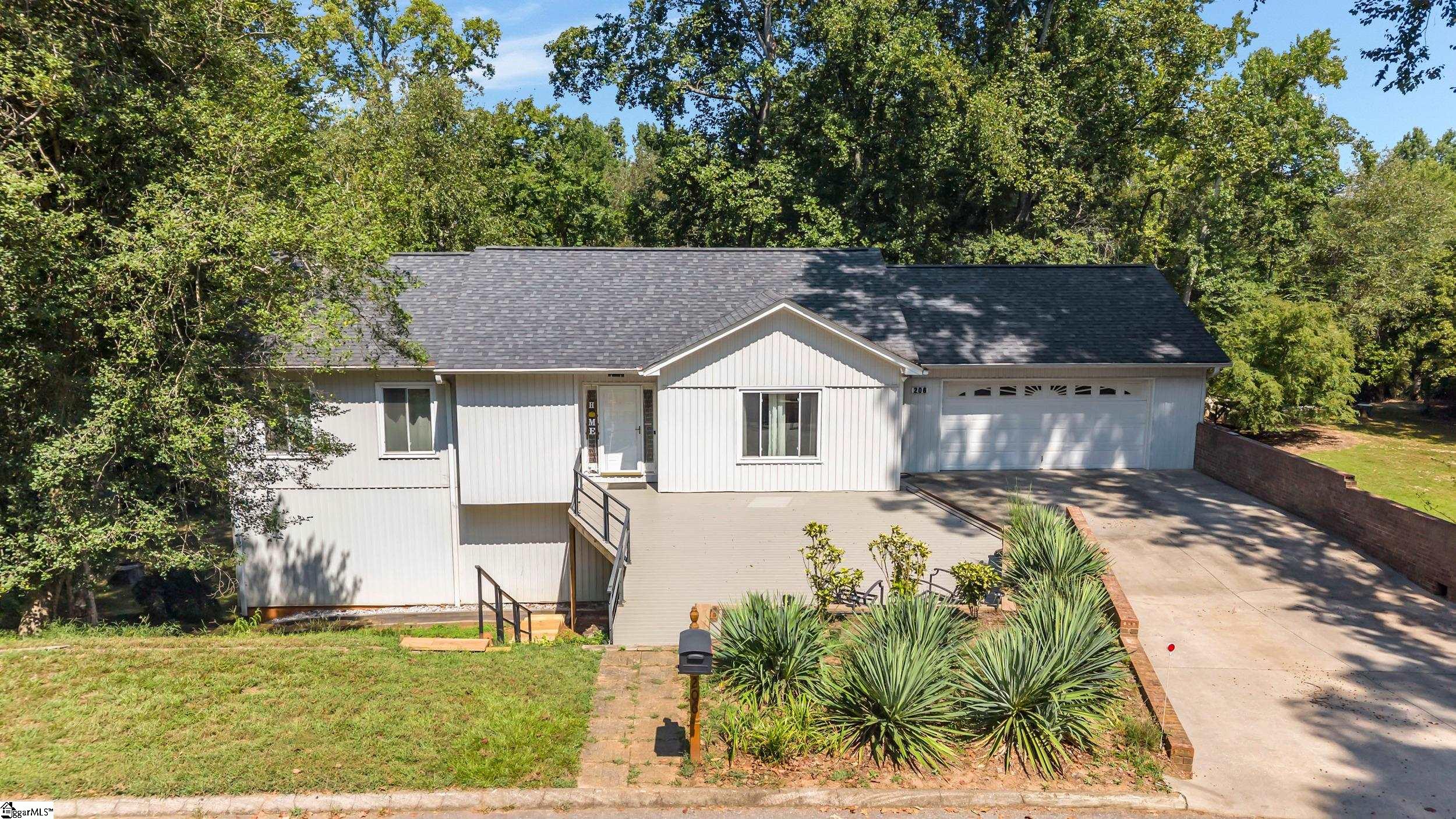 206 Holly Park Drive Property Photo 3