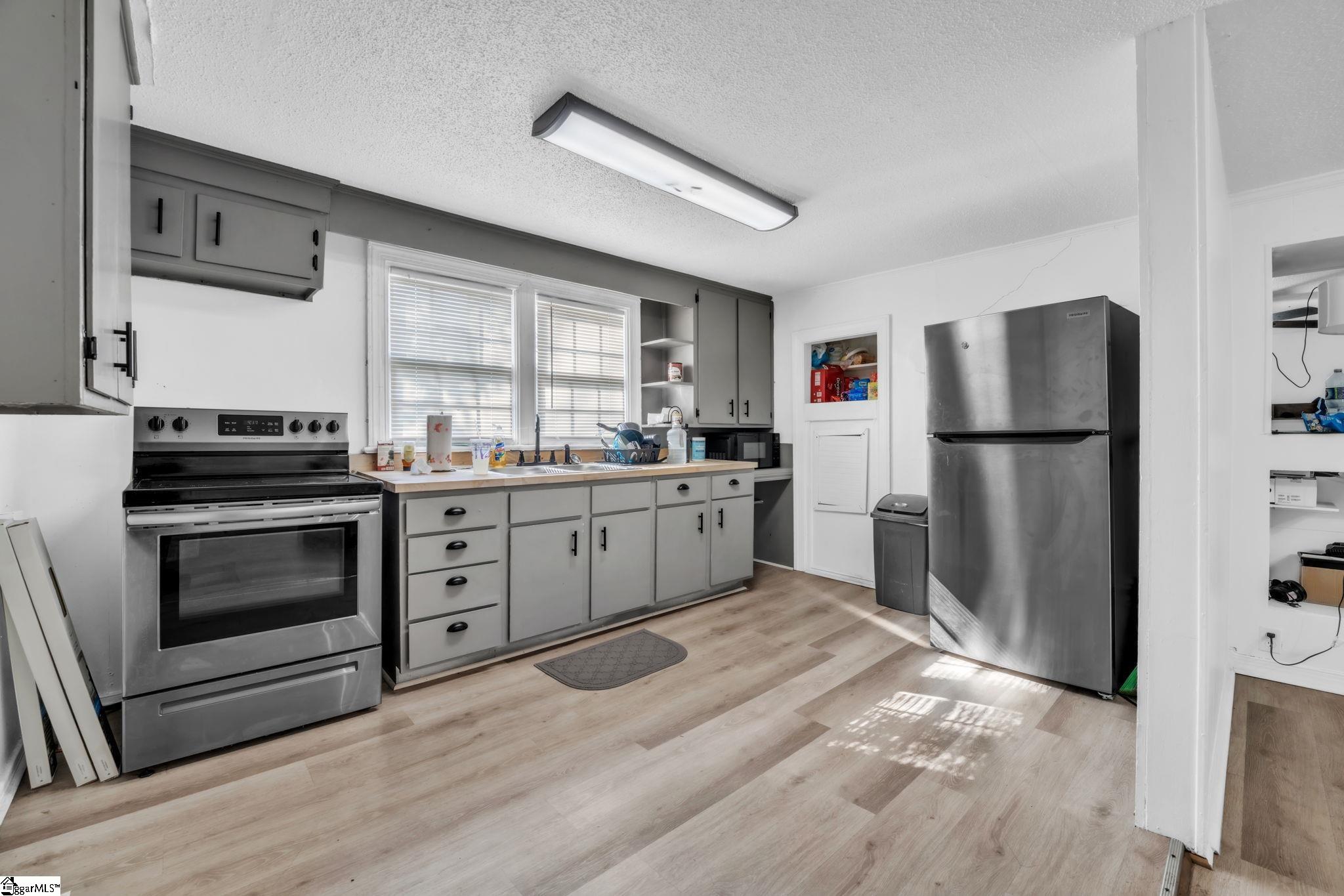 211 California Avenue Property Photo 11