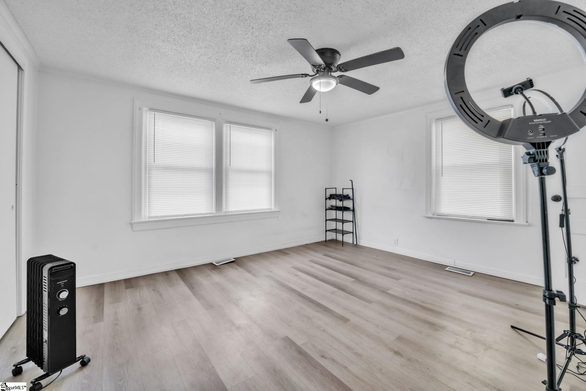 211 California Avenue Property Photo 15