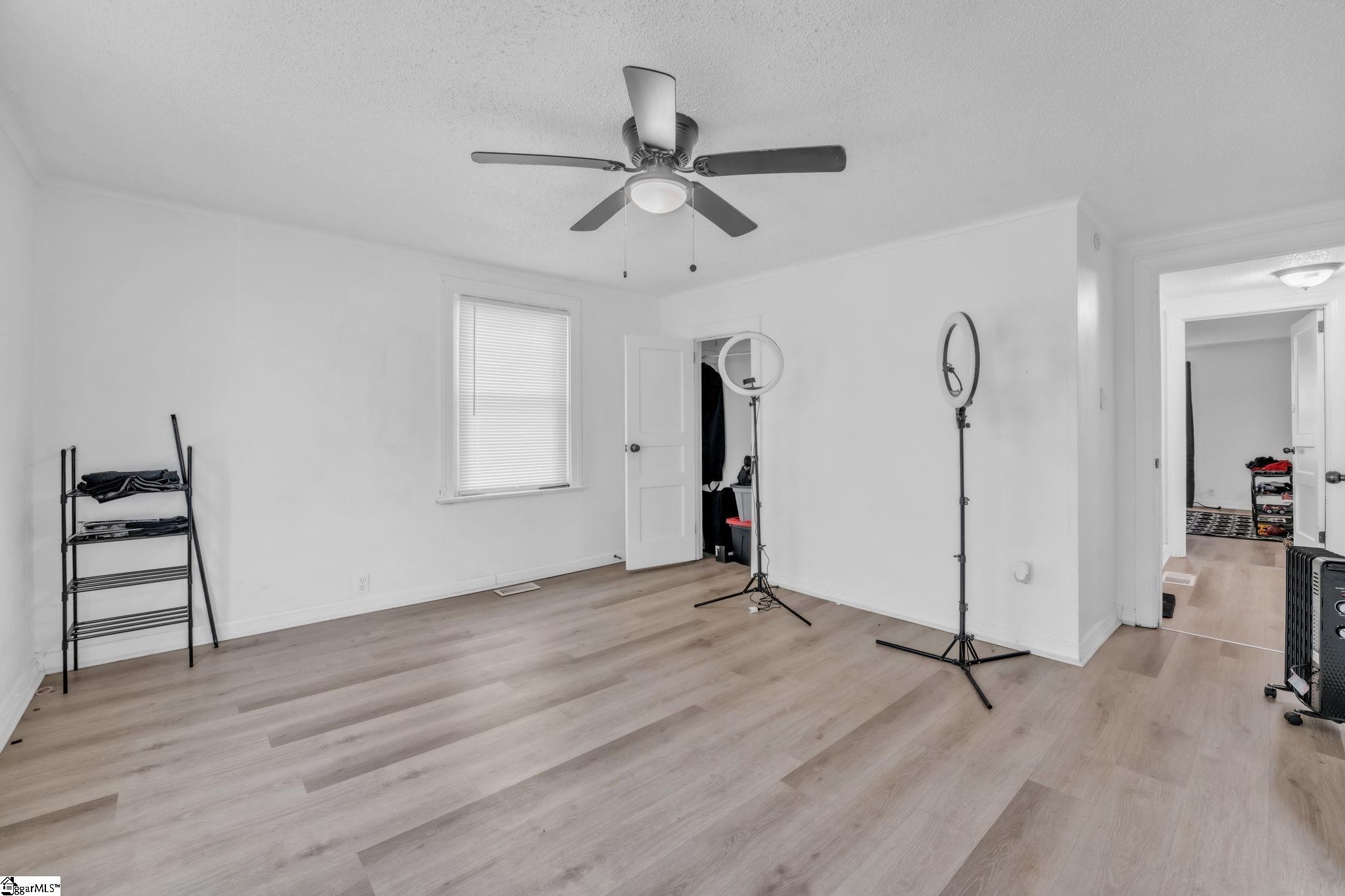 211 California Avenue Property Photo 17