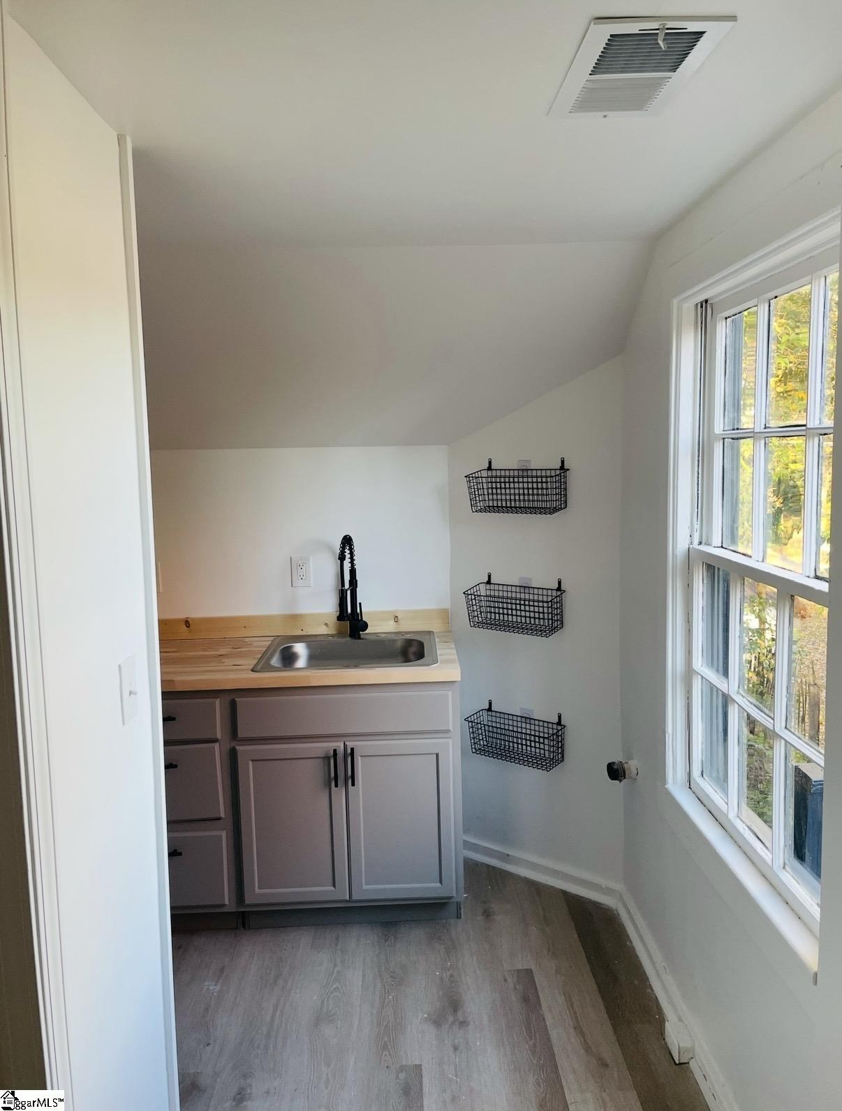211 California Avenue Property Photo 18